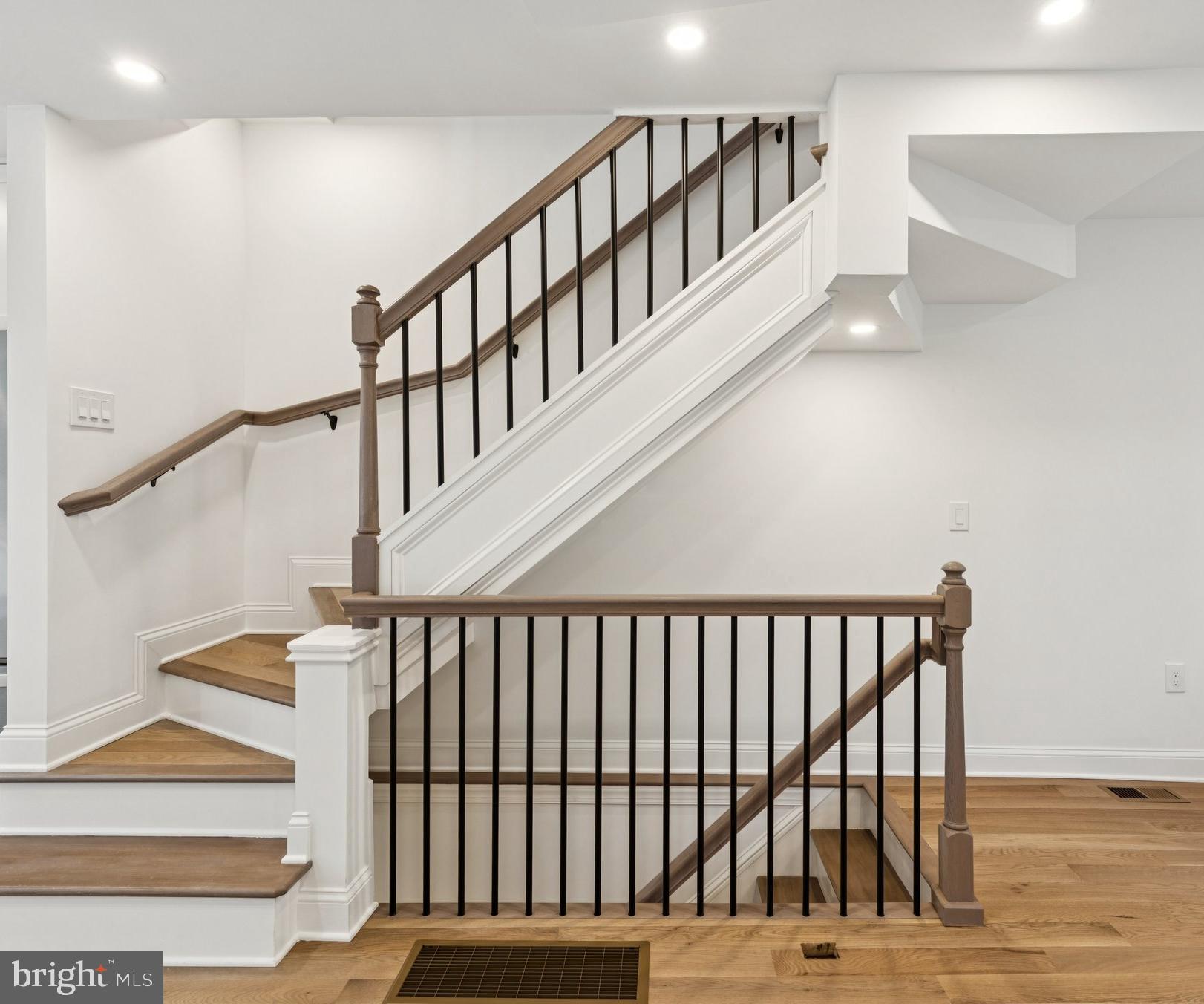 QUEEN VILLAGE - Residential