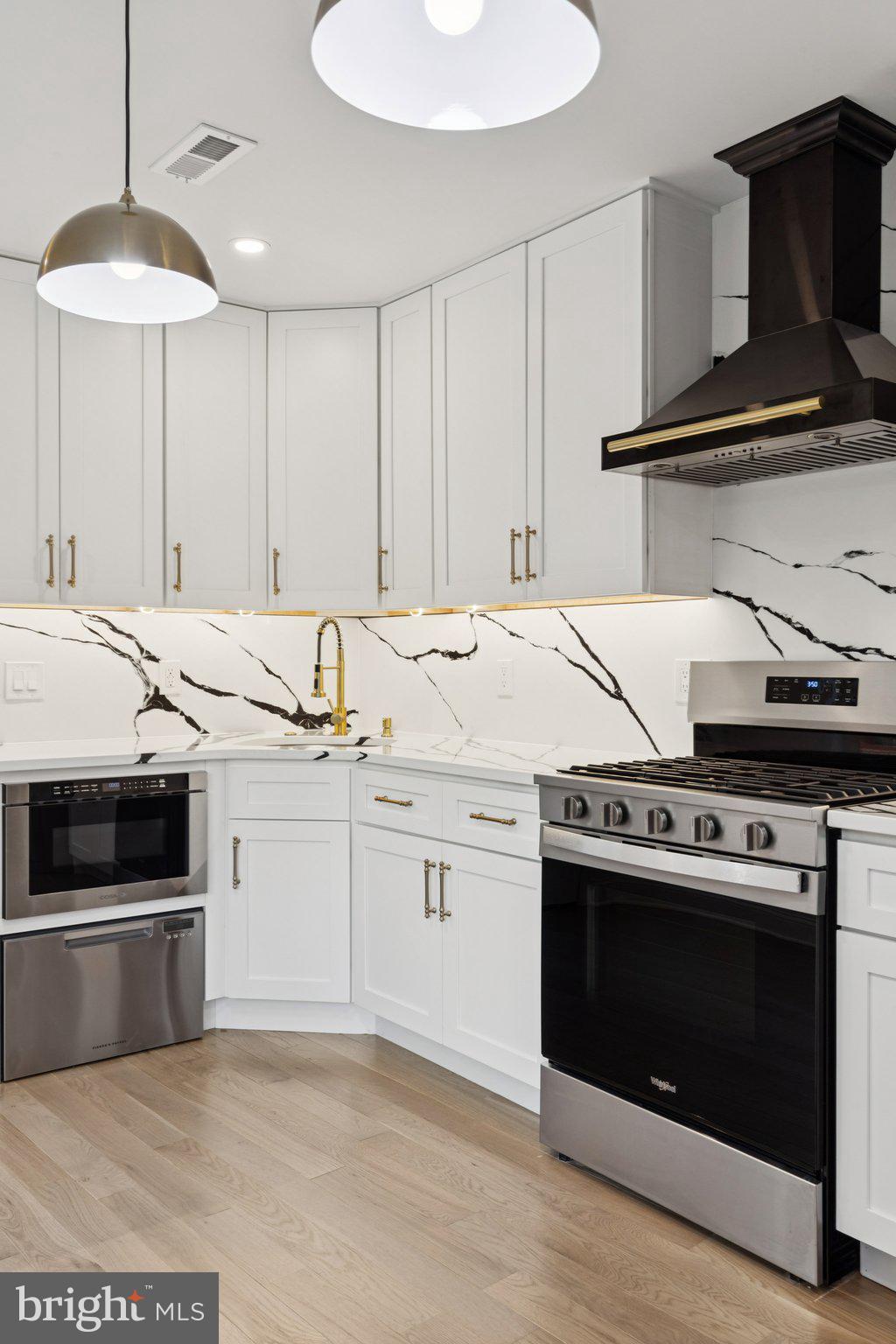 QUEEN VILLAGE - Residential