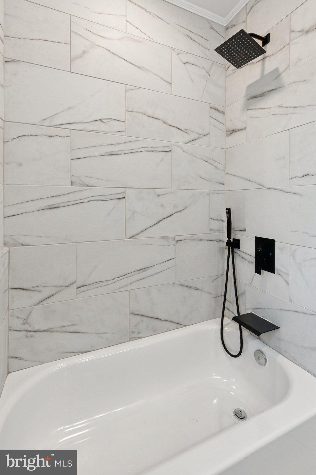 QUEEN VILLAGE - Residential