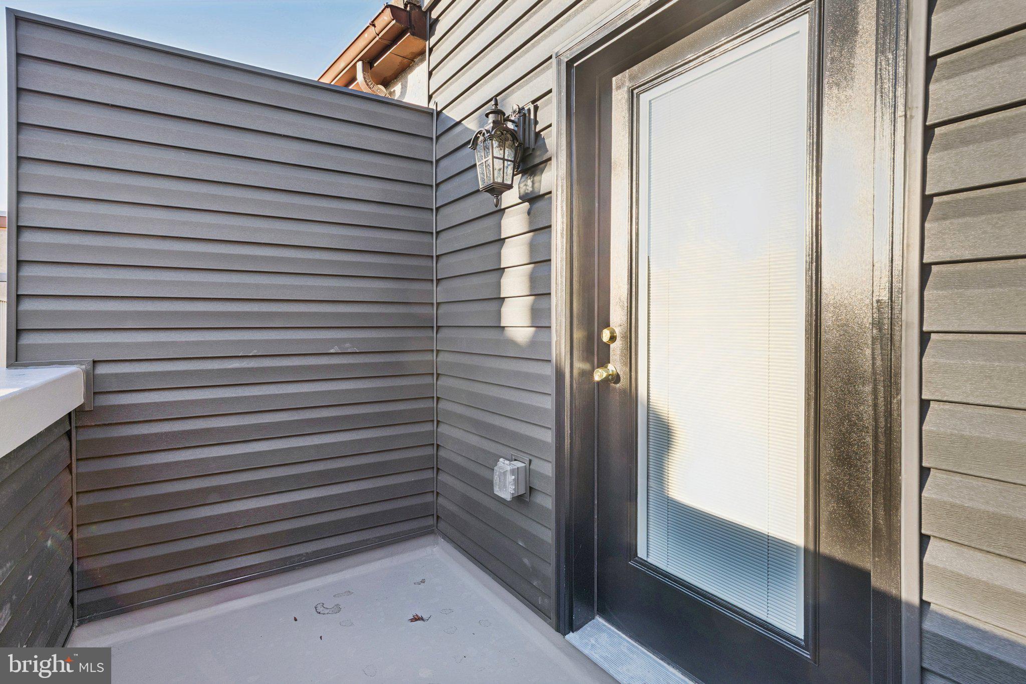 QUEEN VILLAGE - Residential