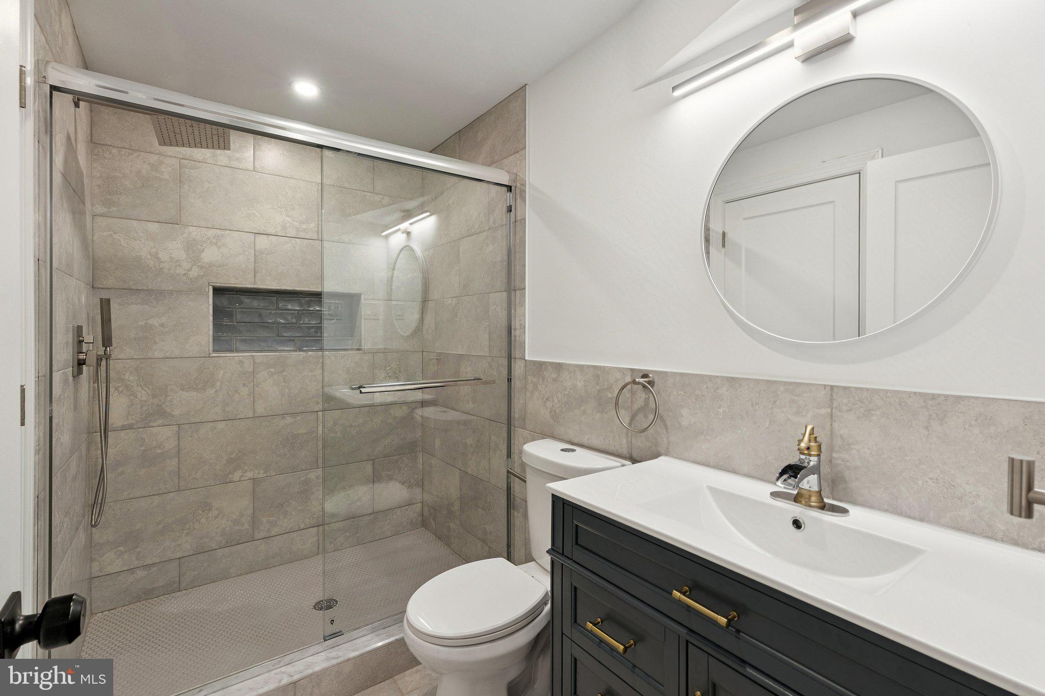 QUEEN VILLAGE - Residential