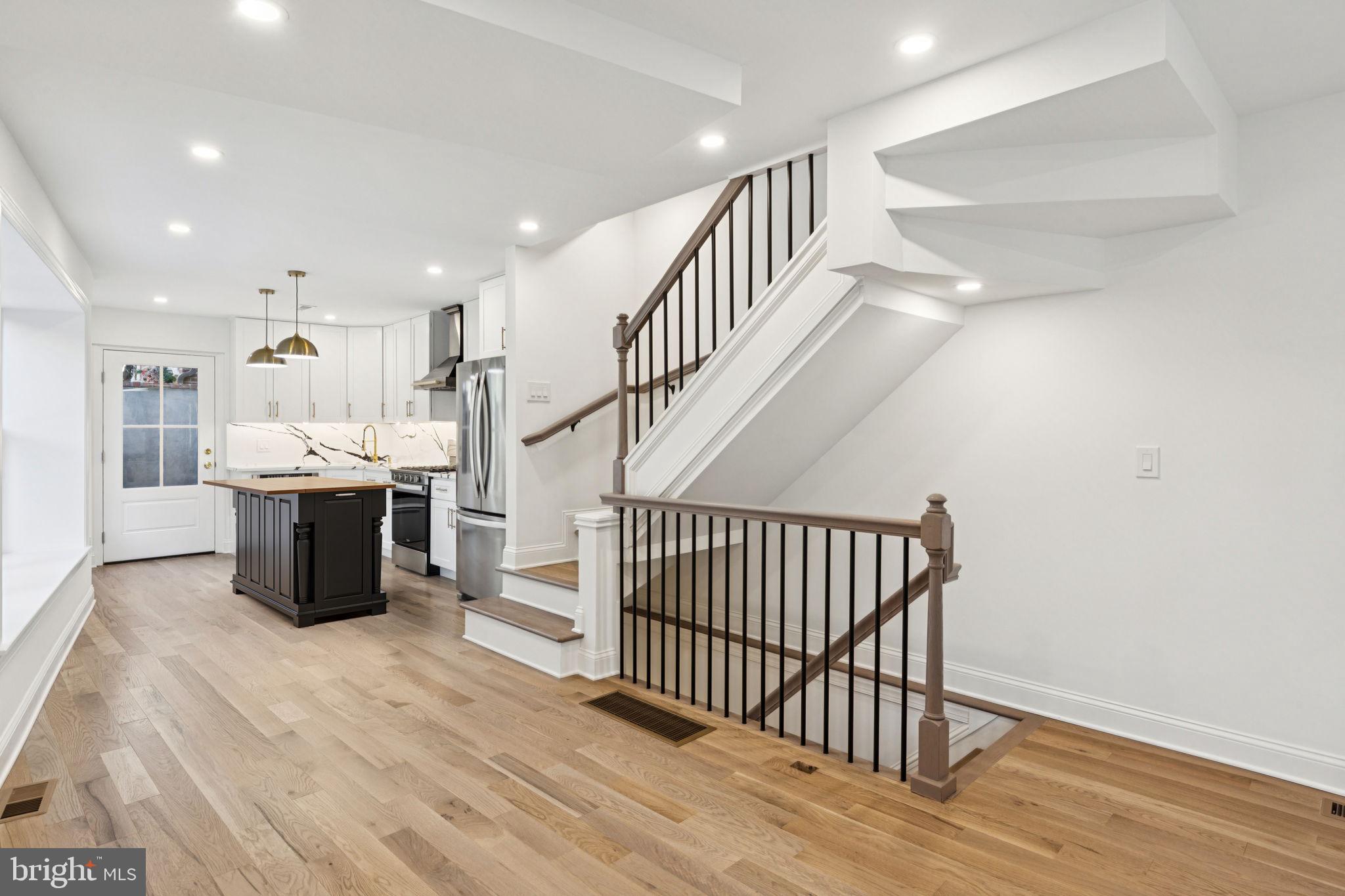 QUEEN VILLAGE - Residential