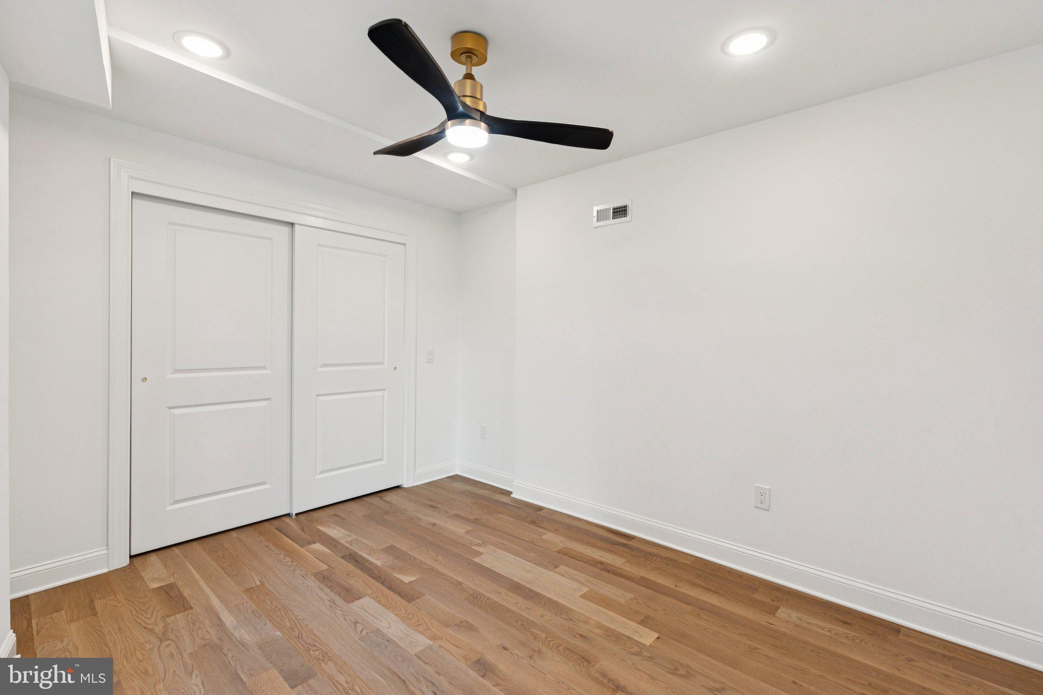 QUEEN VILLAGE - Residential