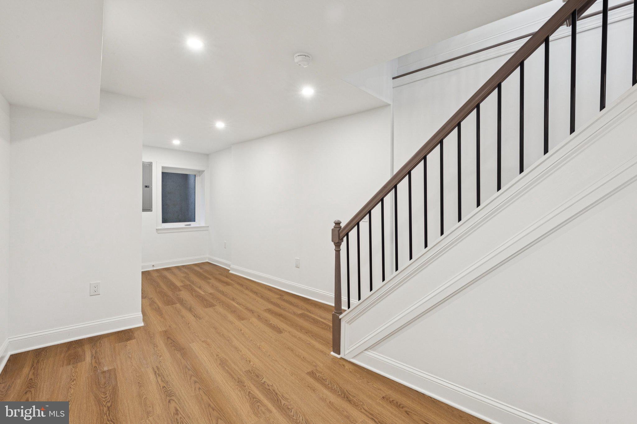 QUEEN VILLAGE - Residential