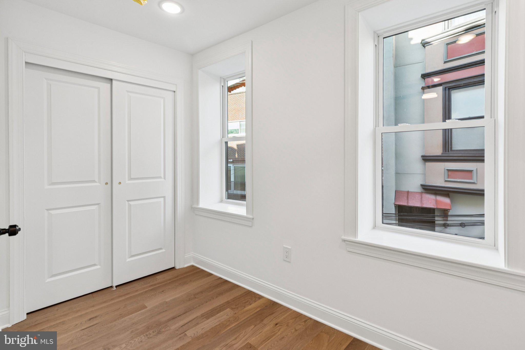 QUEEN VILLAGE - Residential