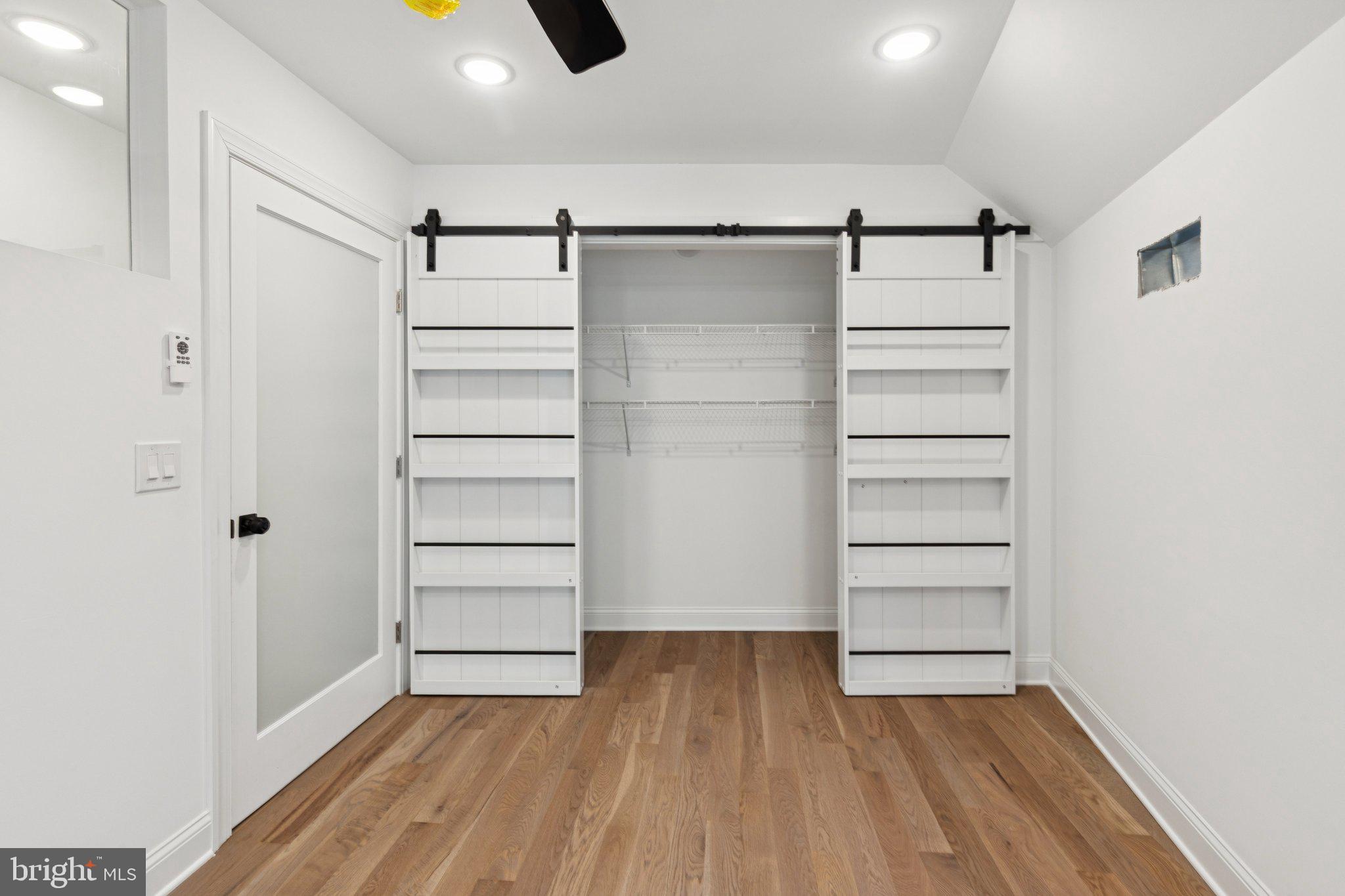 QUEEN VILLAGE - Residential