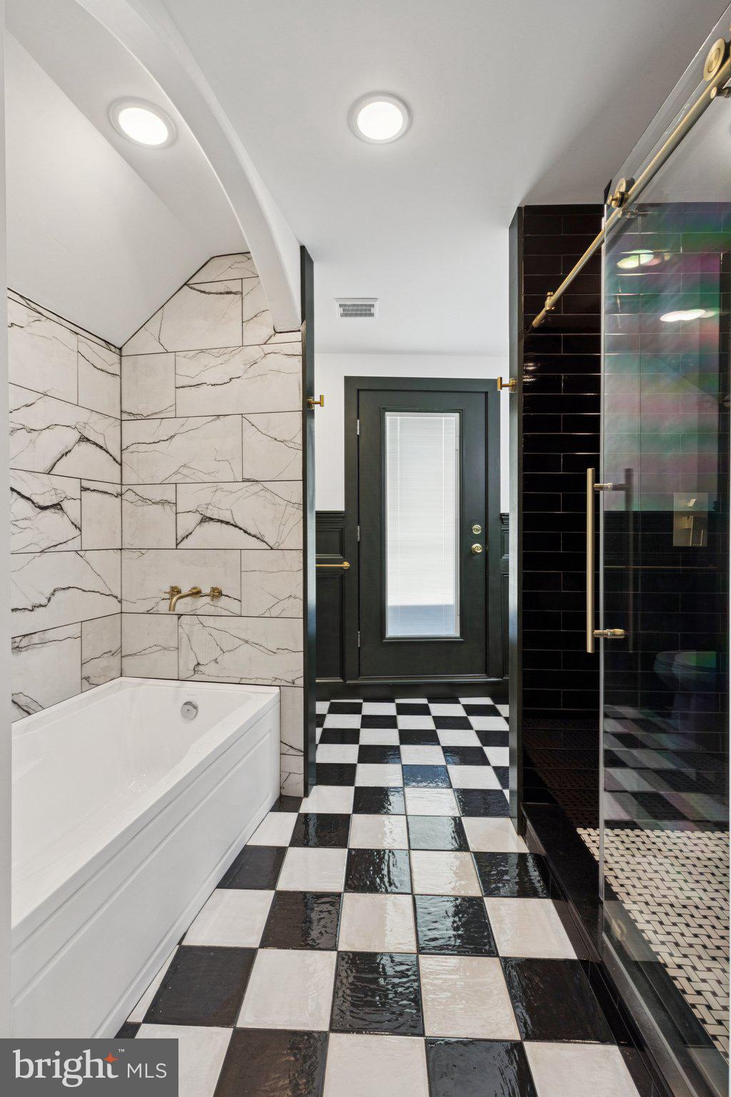 QUEEN VILLAGE - Residential