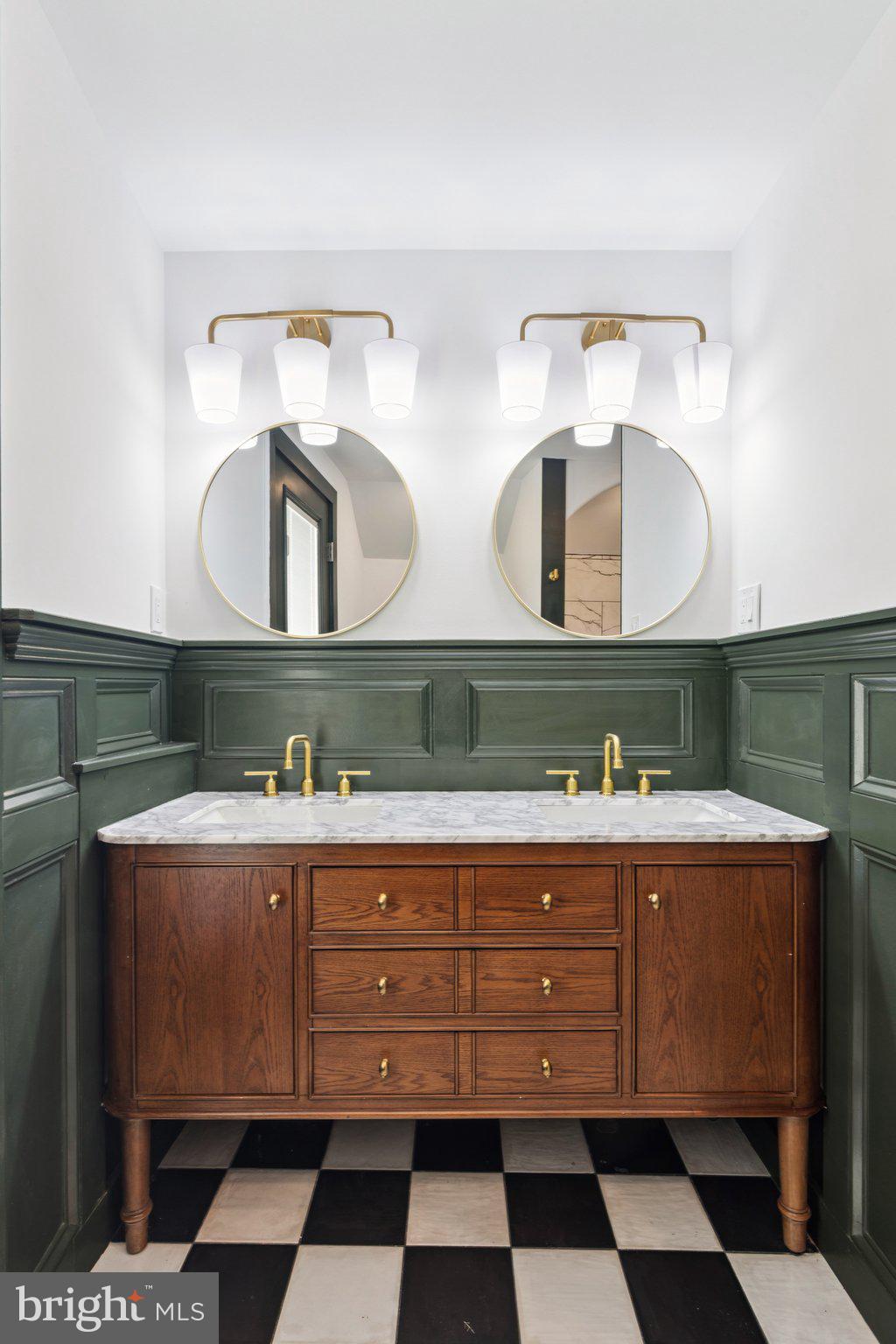 QUEEN VILLAGE - Residential