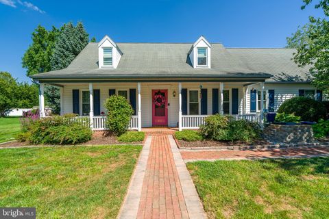 Photo of 633 Mulberry Street, ELIZABETHTOWN, PA 17022 (MLS # PALA2074372)