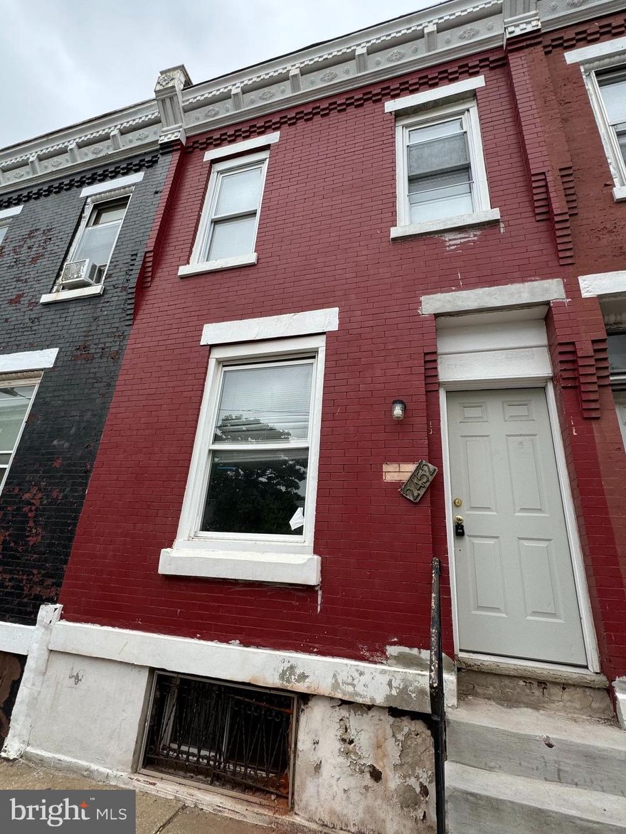 Welcome to 2452 N Patton St!
This property is perfect for investors looking to add to their portfolio or for buyers ready to make it their new home.