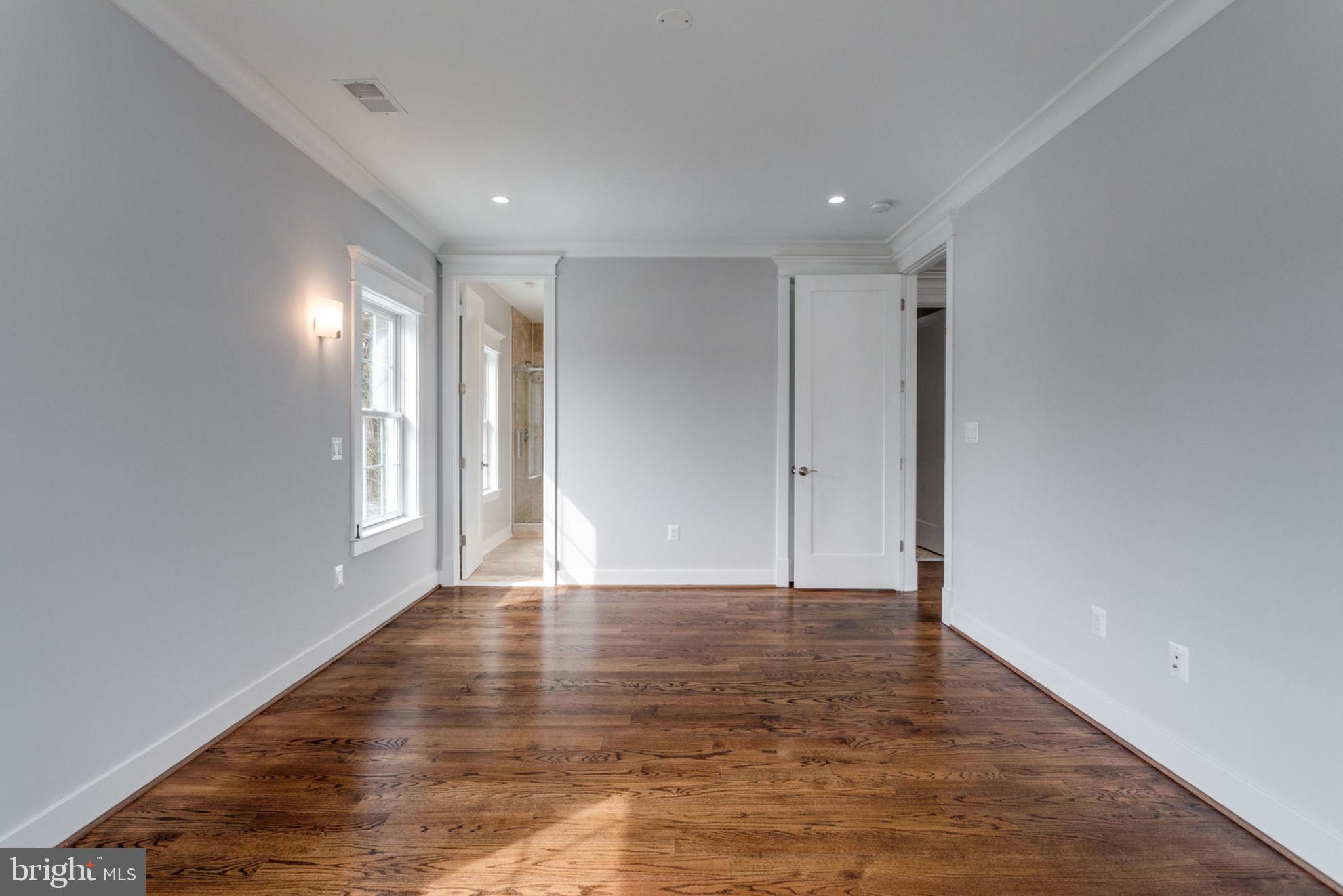 MCLEAN MANOR - Residential