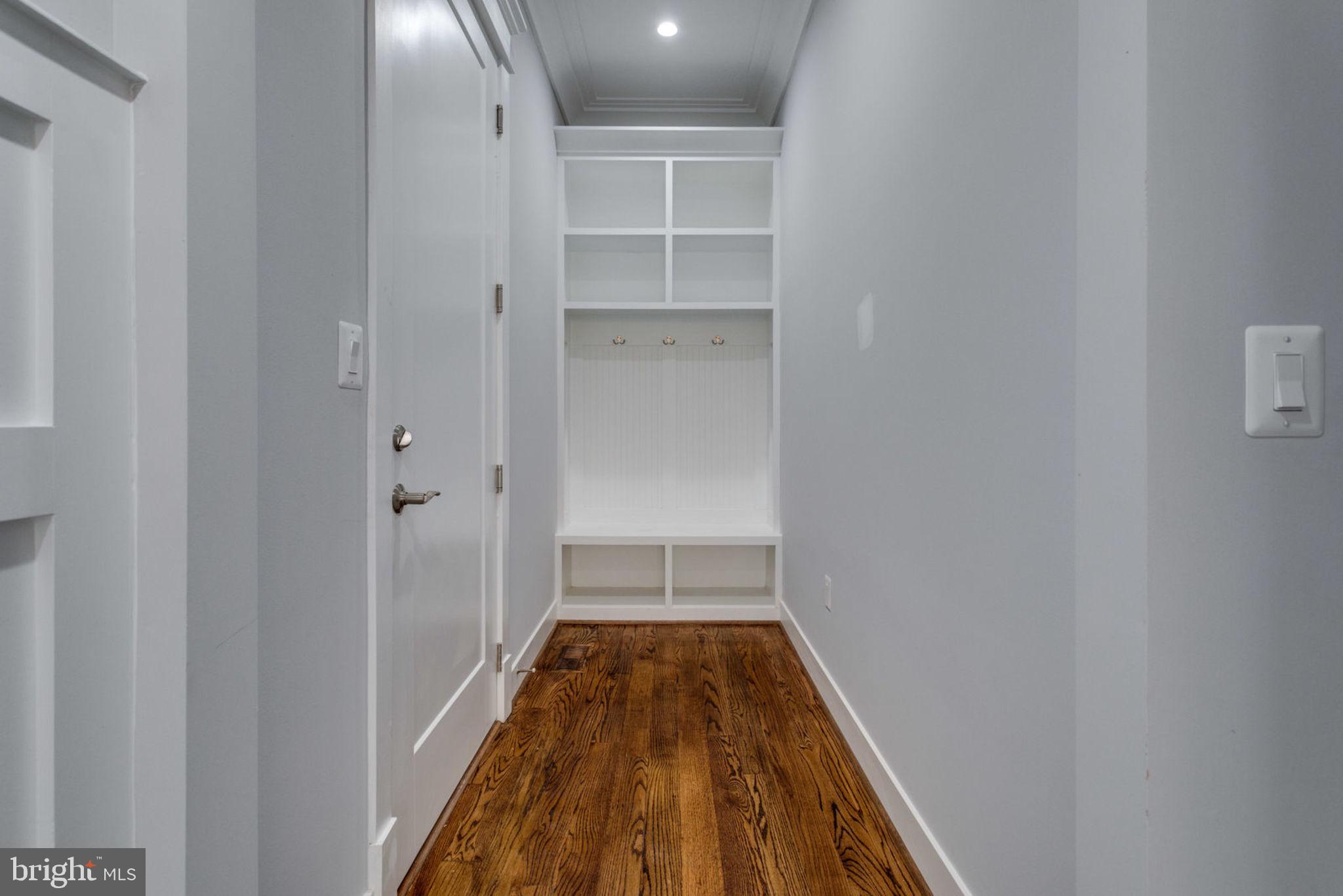 MCLEAN MANOR - Residential