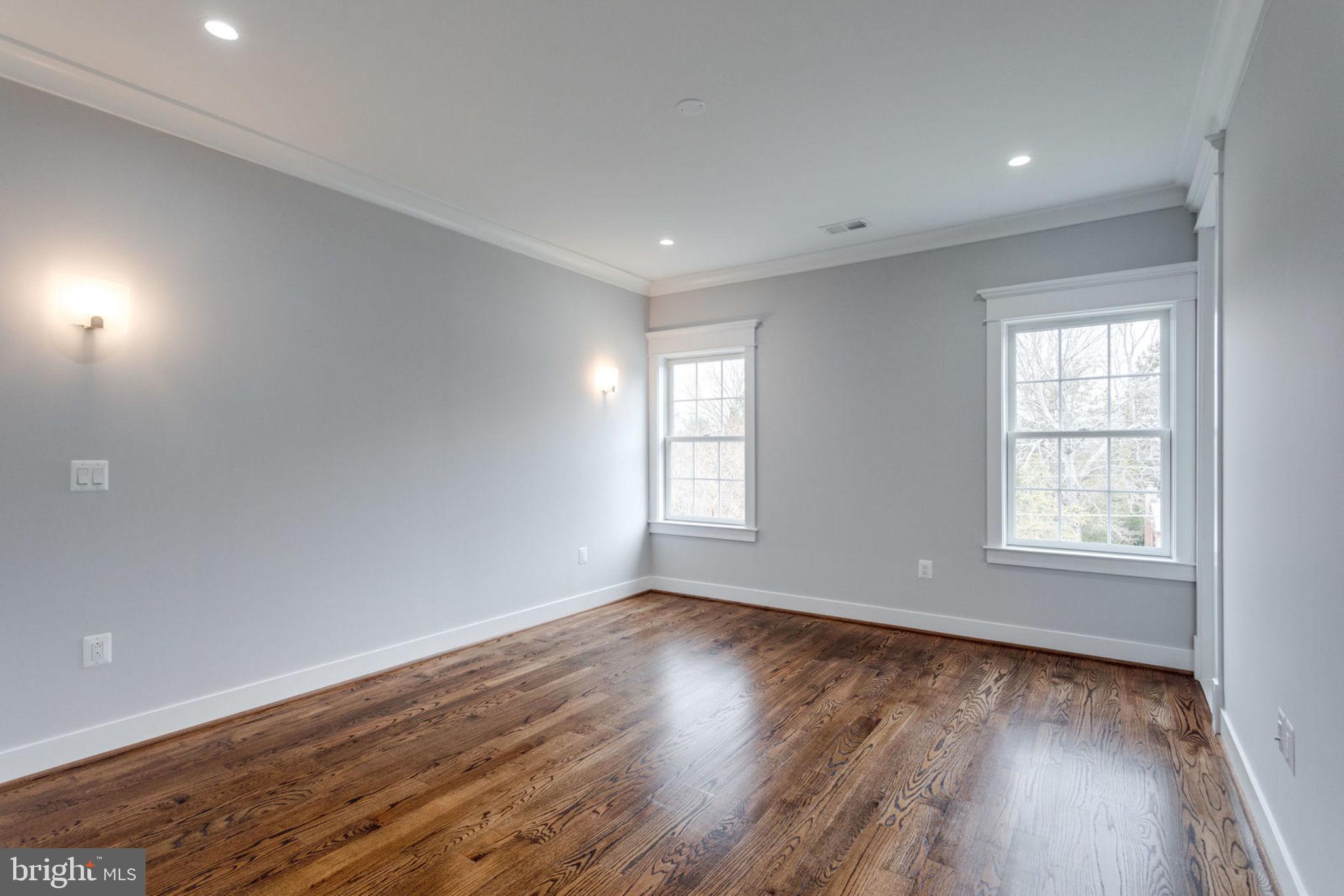 MCLEAN MANOR - Residential