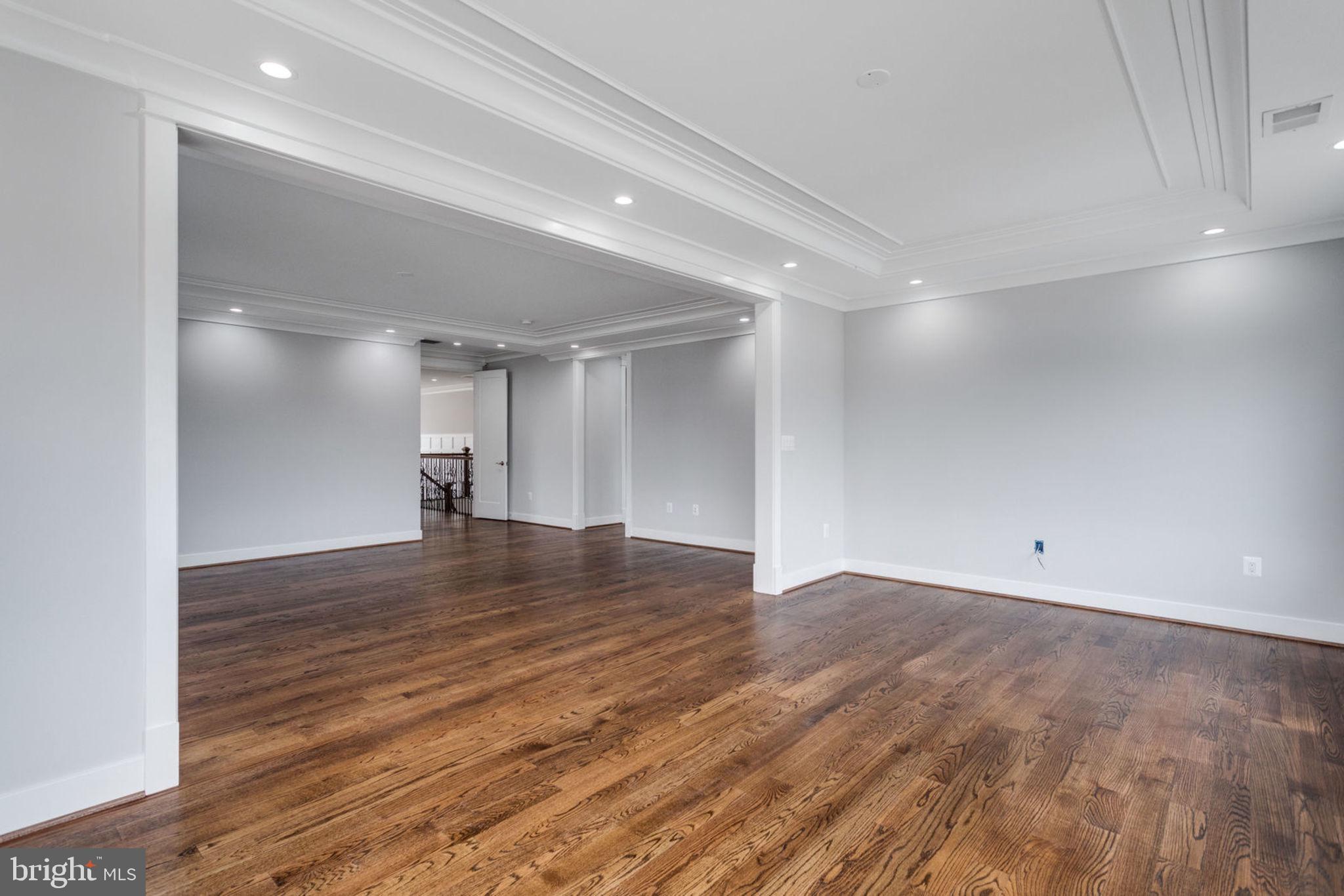 MCLEAN MANOR - Residential