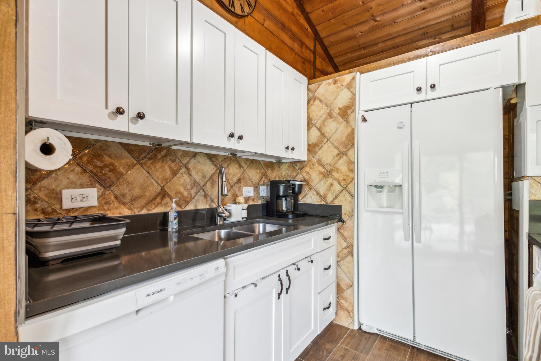 MIDDLE RIVER RETREAT - Residential