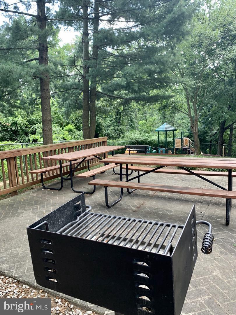 LAKESIDE PLAZA - Residential Lease