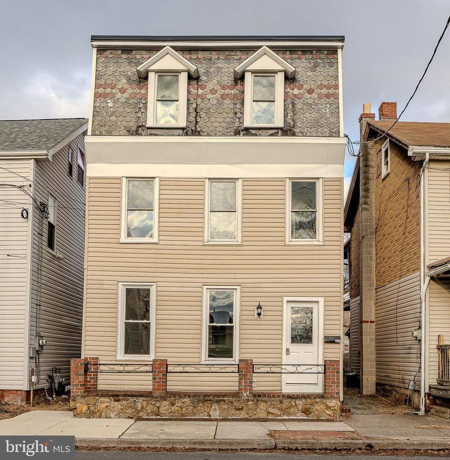 Excellent opportunity to own this affordable home in Middletown! Recently renovated throughout, this move in ready house is just waiting to be called home! Spacious open floor plan on the first floor with a living area, dining room and kitchen as well as a full bath! Upstairs you will find 3 bedrooms as well as a bonus room! The master bedroom is roomy and features and outdoor balcony for your enjoyment! The new roof on the entire house will give you peace of mind that your investment is well covered! Schedule your showing today while there is yet time!