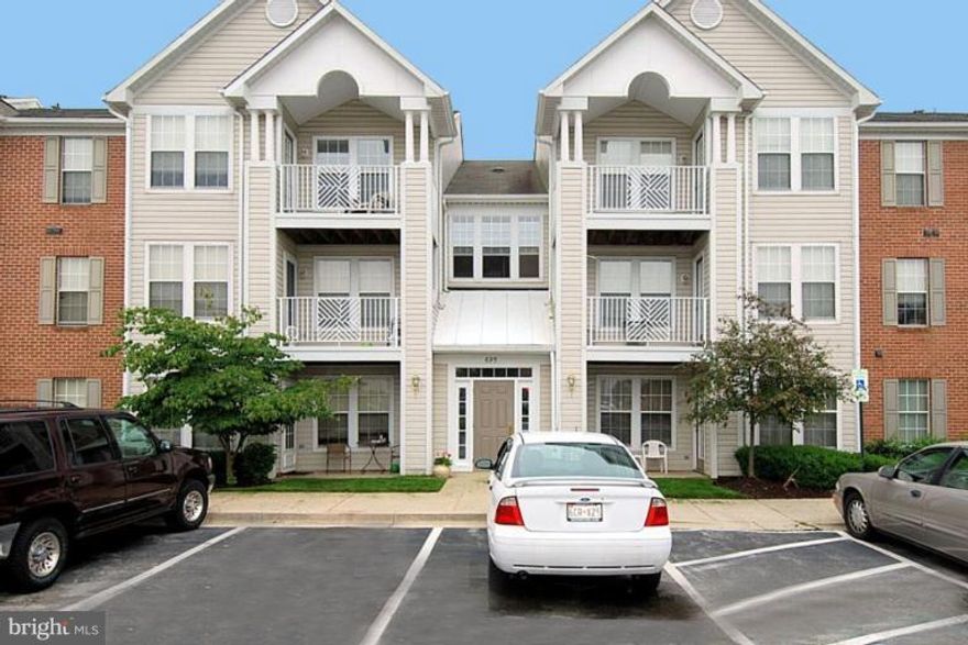 LOVELY OPEN FLOOR PLAN UNIT IN PINEY ORCHARD,FRESHLY CUSTOM PAINTED AND CLEANED,VAULTED CEILINGS,OPEN FLOOR PLAN,2 LARGE BEDROOMS AND 2 FULL BATHS,EATIN KITCHEN,COMMUNITY POOLS,ICE SKATING,WALKING TRAILS,CLUBHOUSE.A PLEASURE TO SHOW.GOOD COMMUTE TO BALTIMORE AND WASHINGTON DC,CLOSE TO TRAIN STATION.