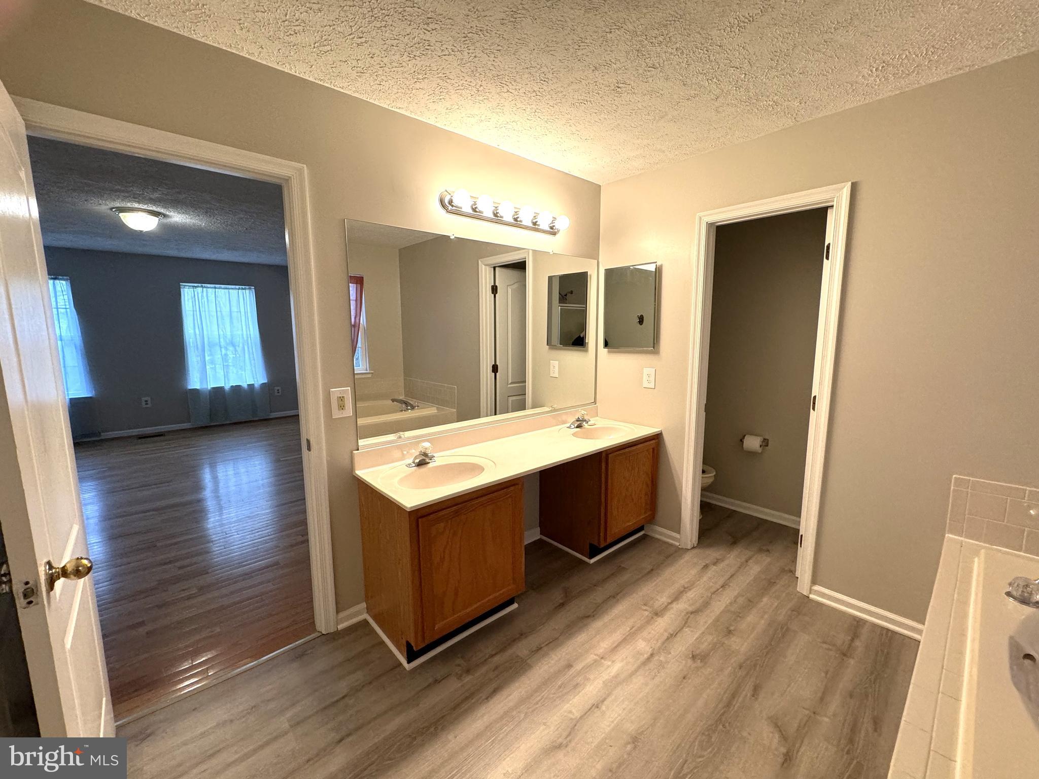 ASHFORD OAKS - Residential