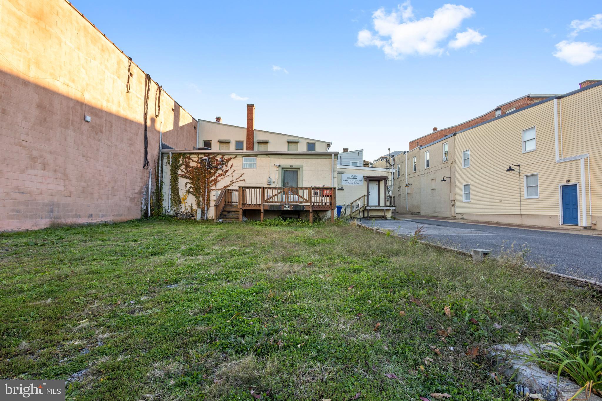 Main image without alt text