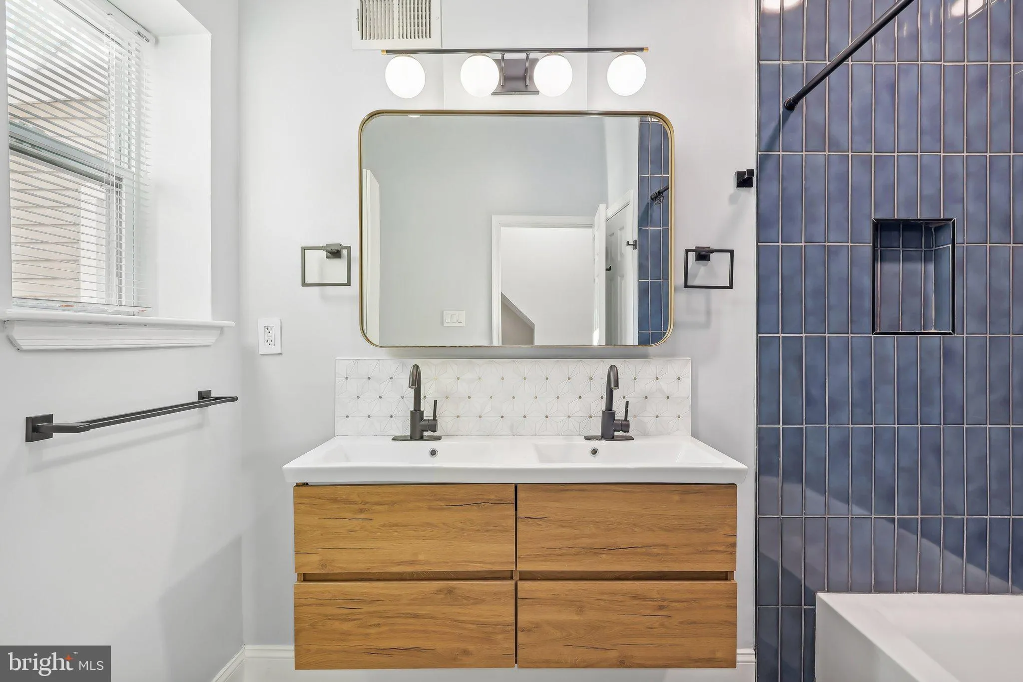 Philadelphia, Pennsylvania 19146, United States, 4 Bedrooms Bedrooms, ,4 BathroomsBathrooms,Residential,Pending,38778