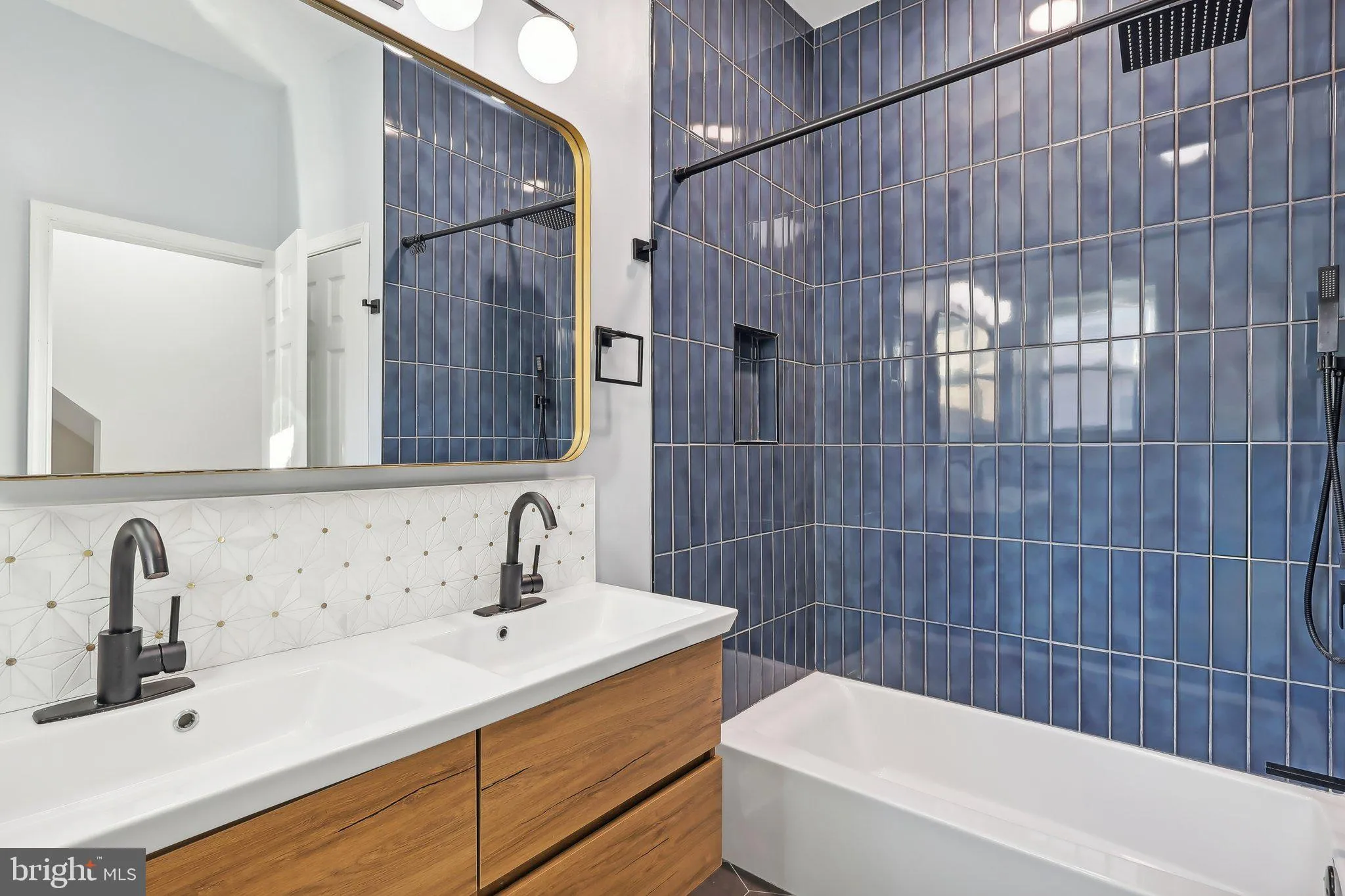 Philadelphia, Pennsylvania 19146, United States, 4 Bedrooms Bedrooms, ,4 BathroomsBathrooms,Residential,Pending,38778