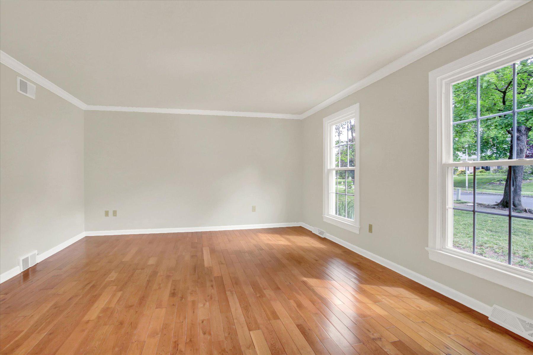 470 WOODCREST DRIVE