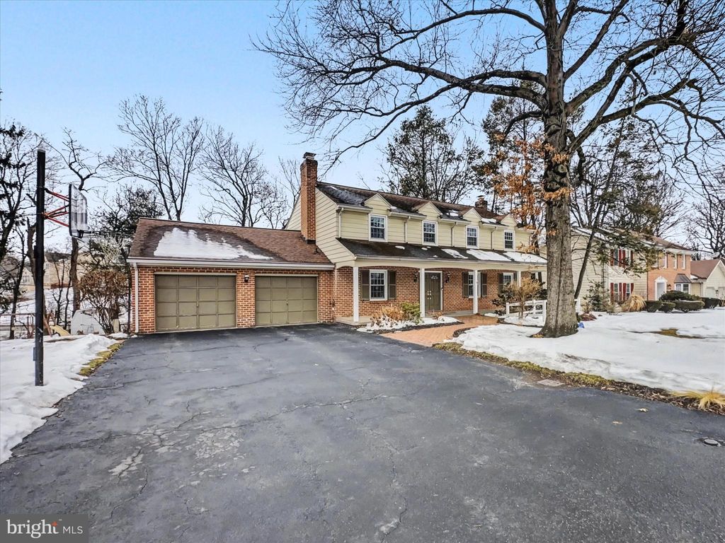 Photo of 540 Gatehouse Lane W, YORK, PA 17402 (MLS # PAYK2097480)