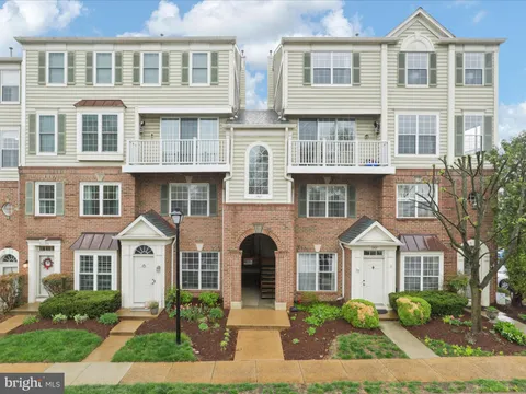 1909 Kenwood Avenue Unit 303, Alexandria, VA MLS: VAAX2043868