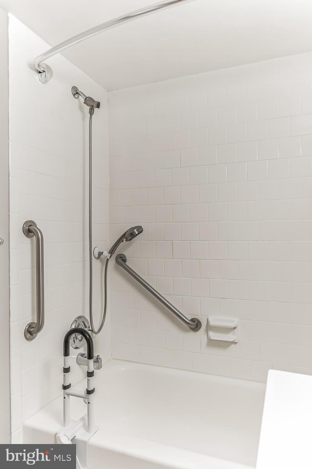 MARINA TOWERS - Residential Lease