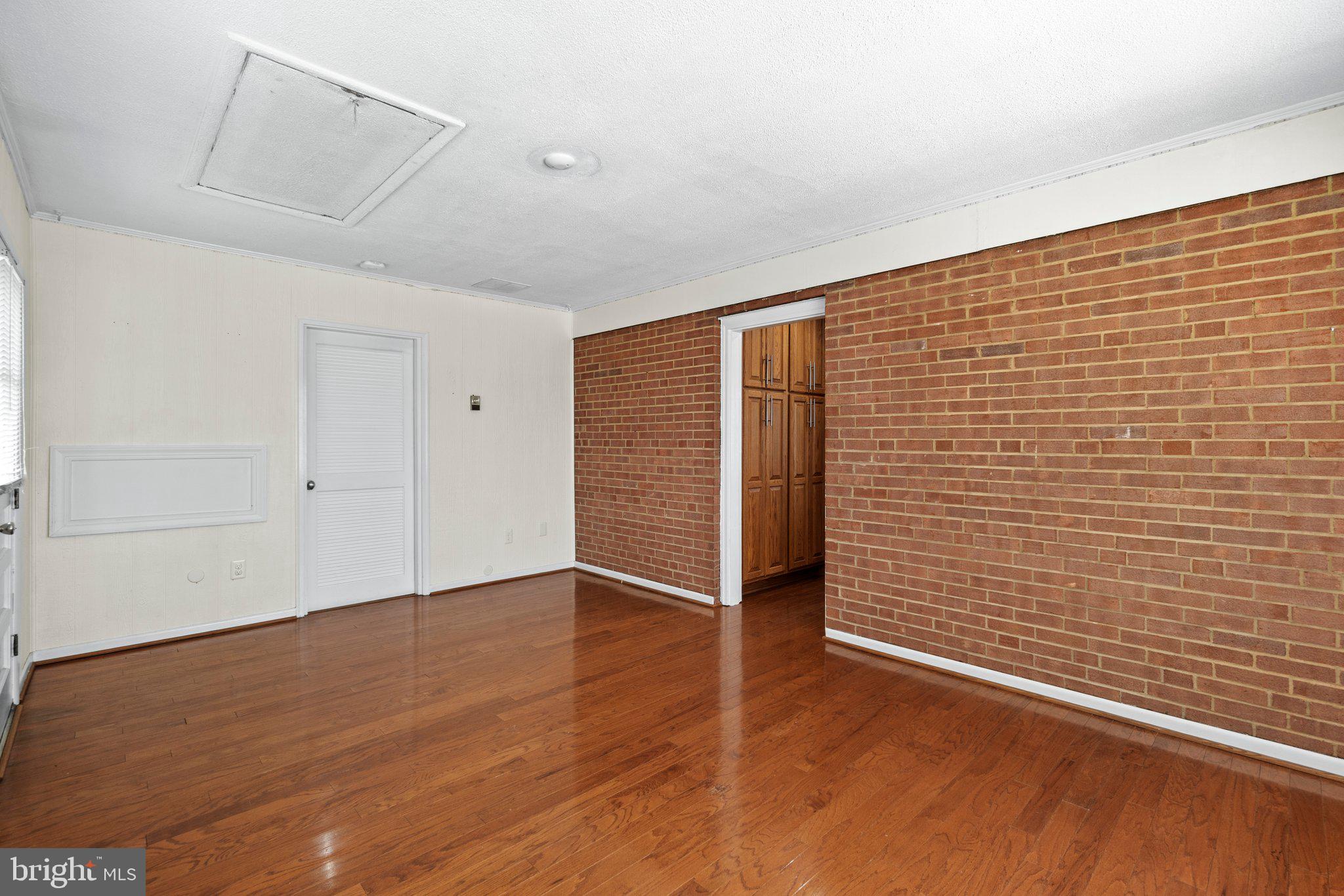 COUNTRY CLUB MANOR - Residential