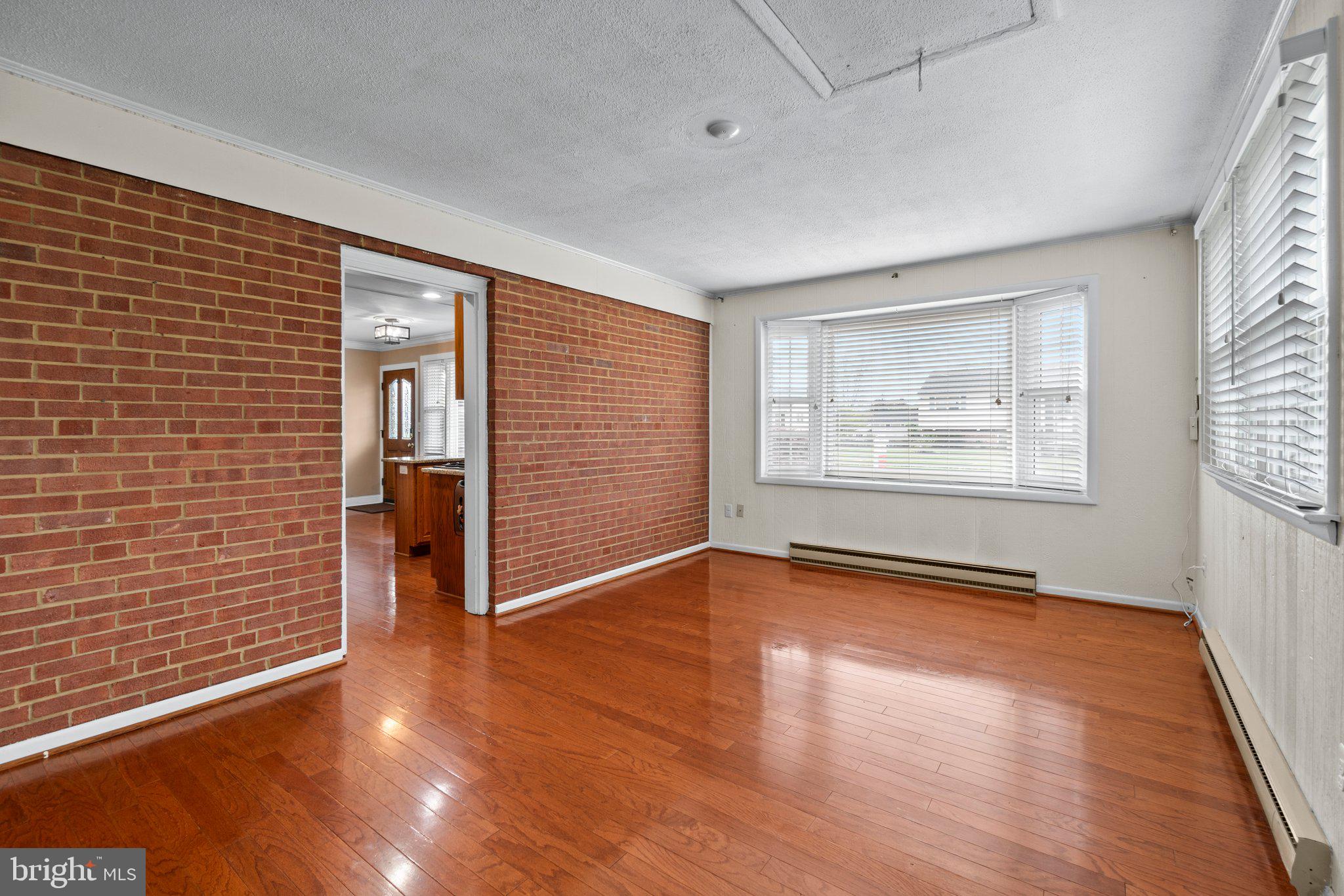 COUNTRY CLUB MANOR - Residential