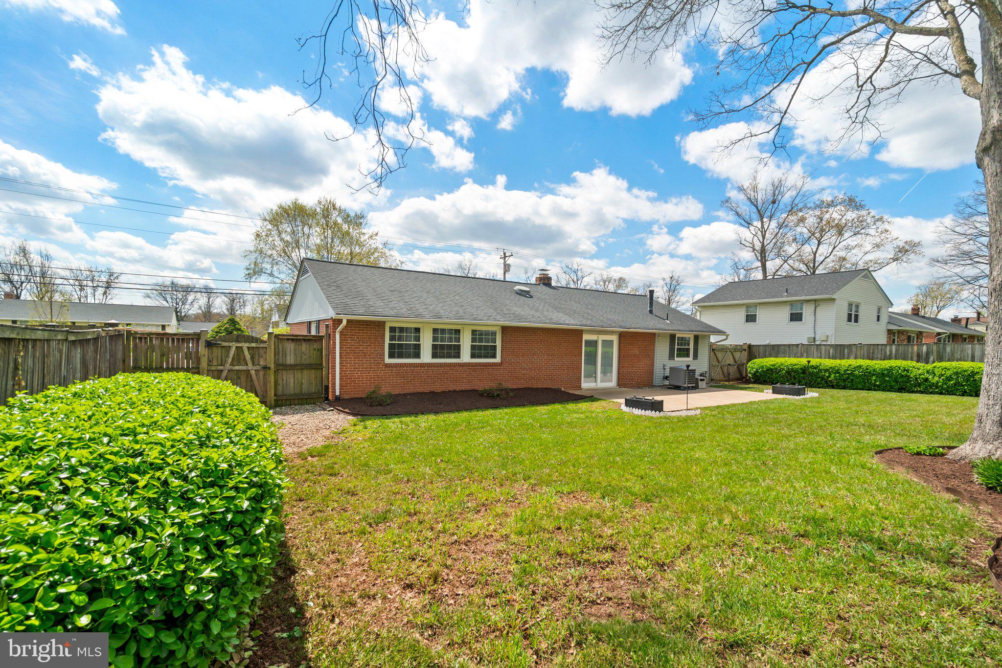 COUNTRY CLUB MANOR - Residential