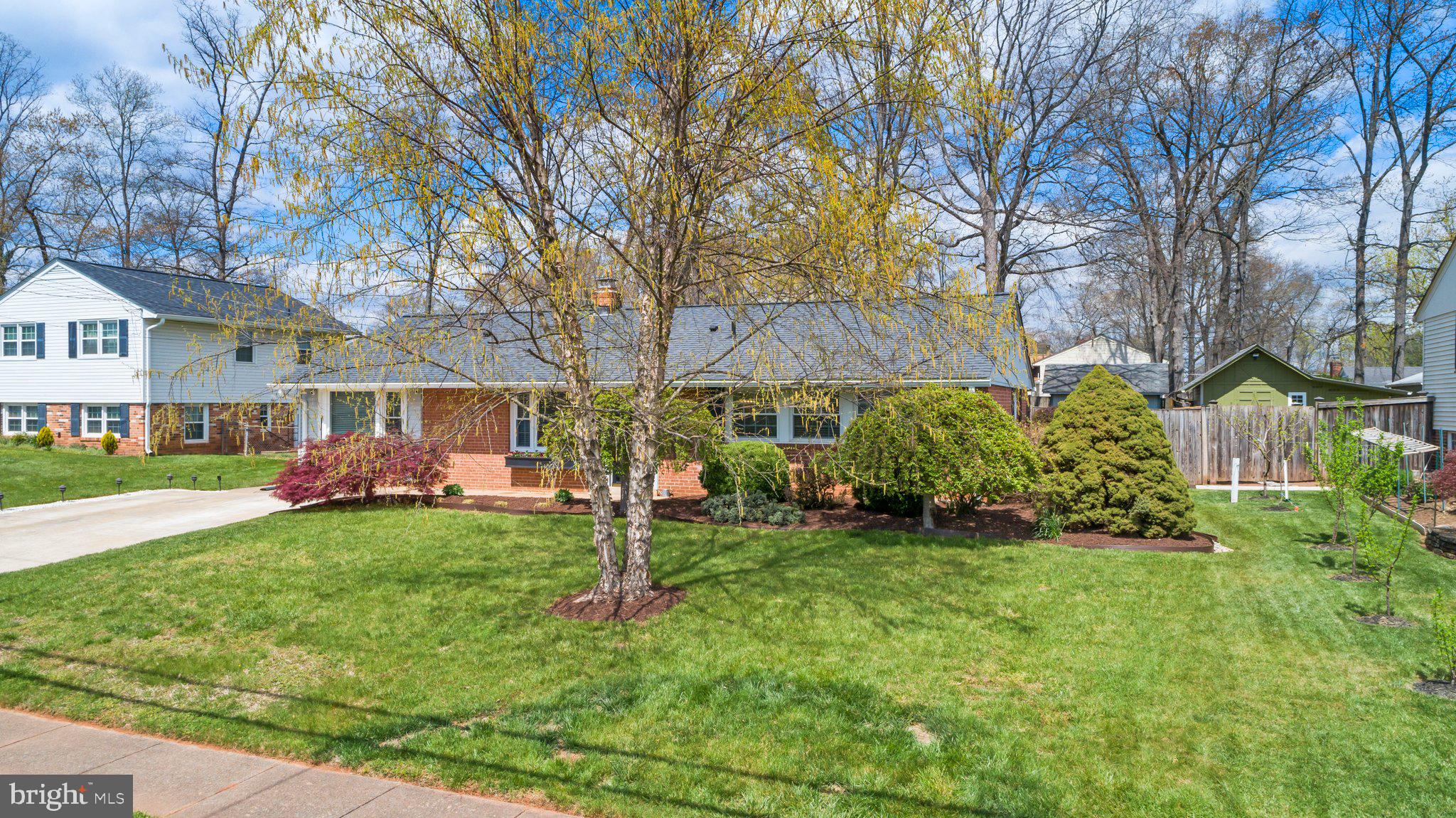 COUNTRY CLUB MANOR - Residential