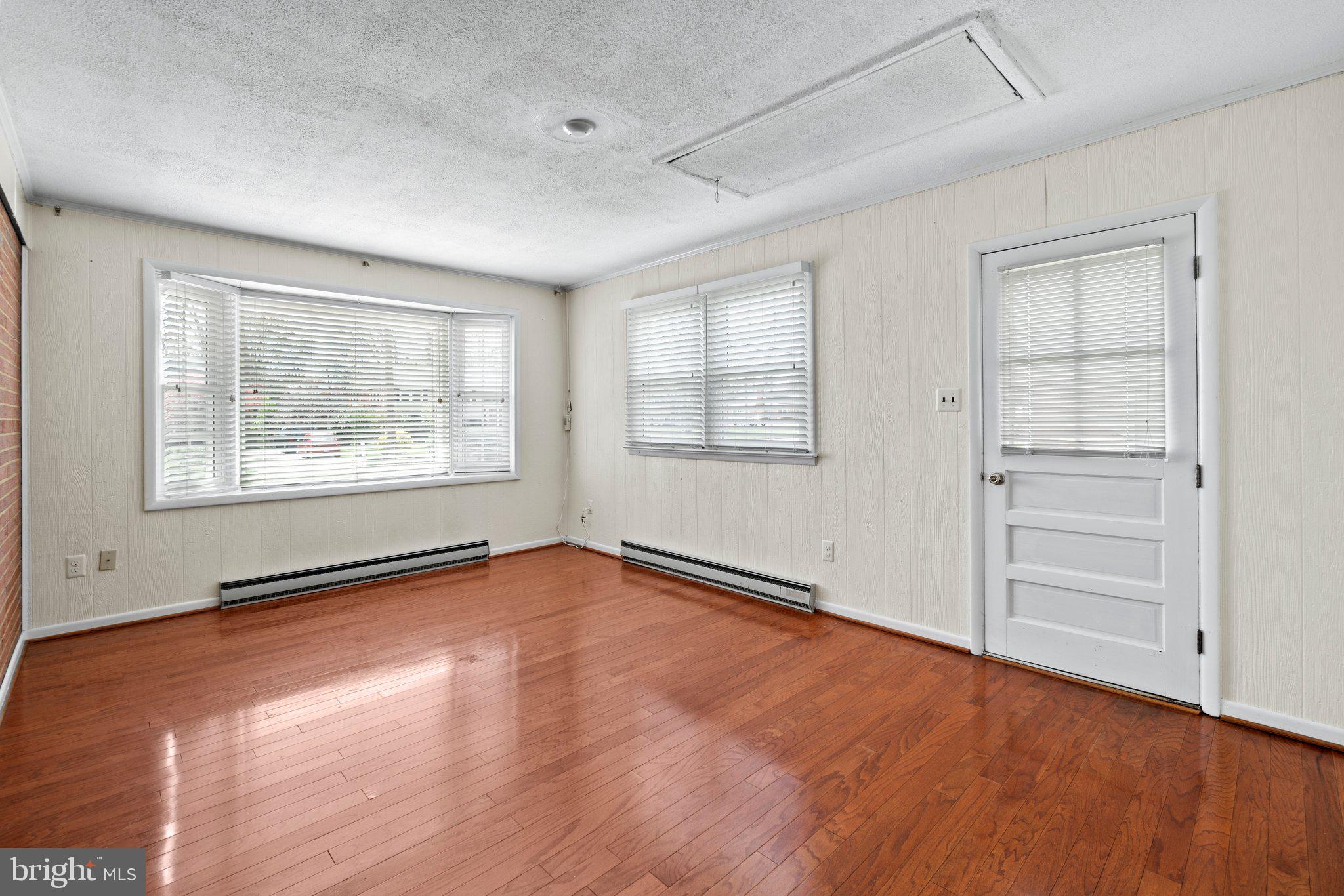 COUNTRY CLUB MANOR - Residential