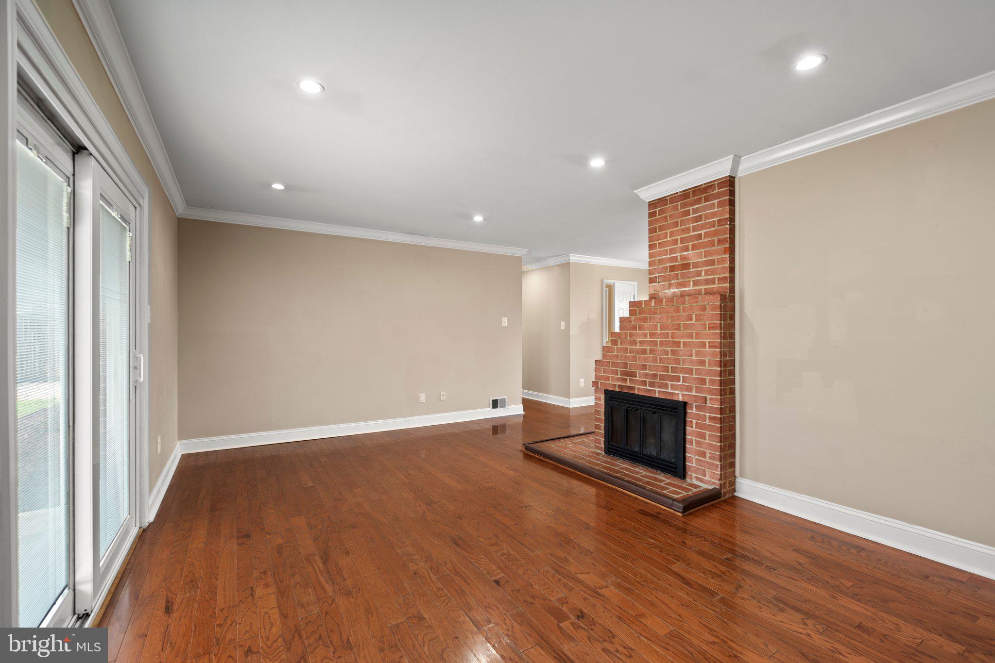 COUNTRY CLUB MANOR - Residential