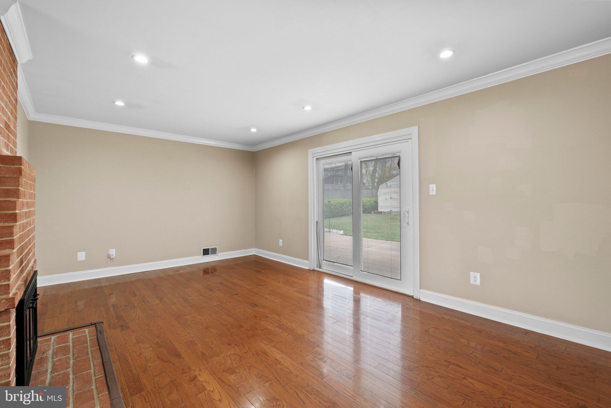 COUNTRY CLUB MANOR - Residential