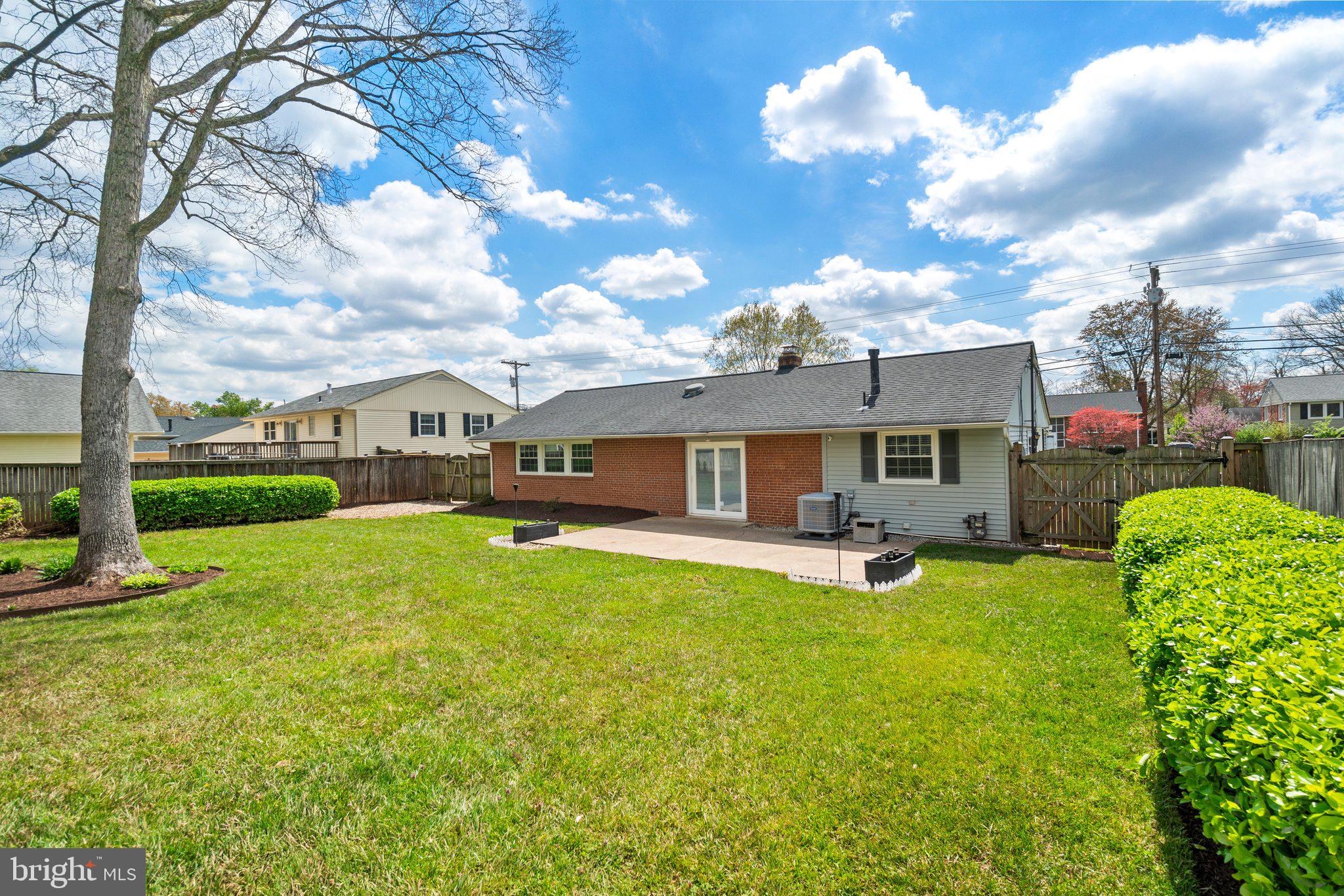 COUNTRY CLUB MANOR - Residential