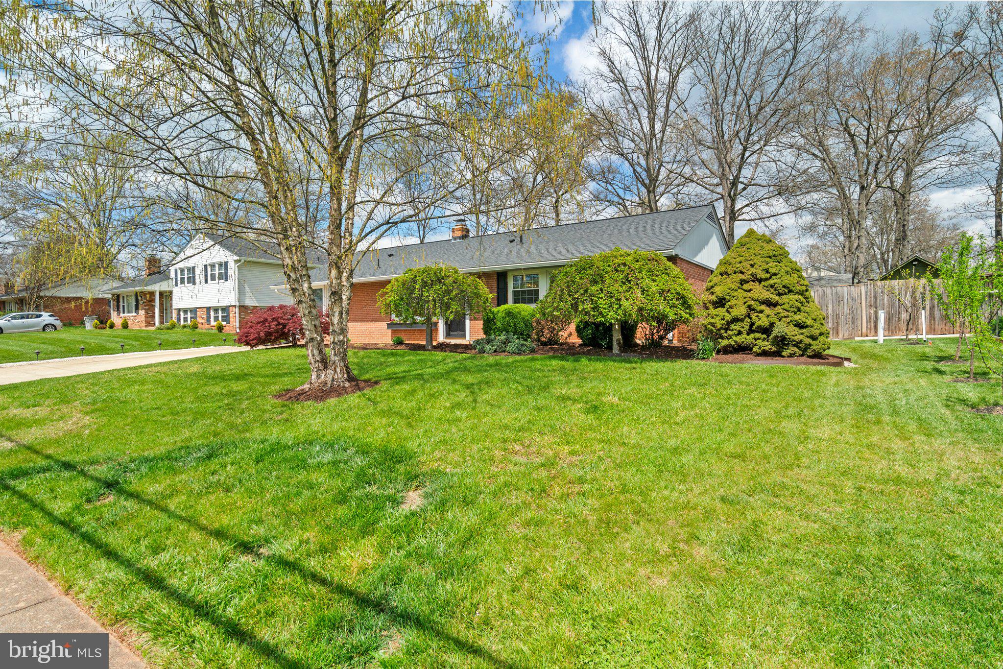 COUNTRY CLUB MANOR - Residential