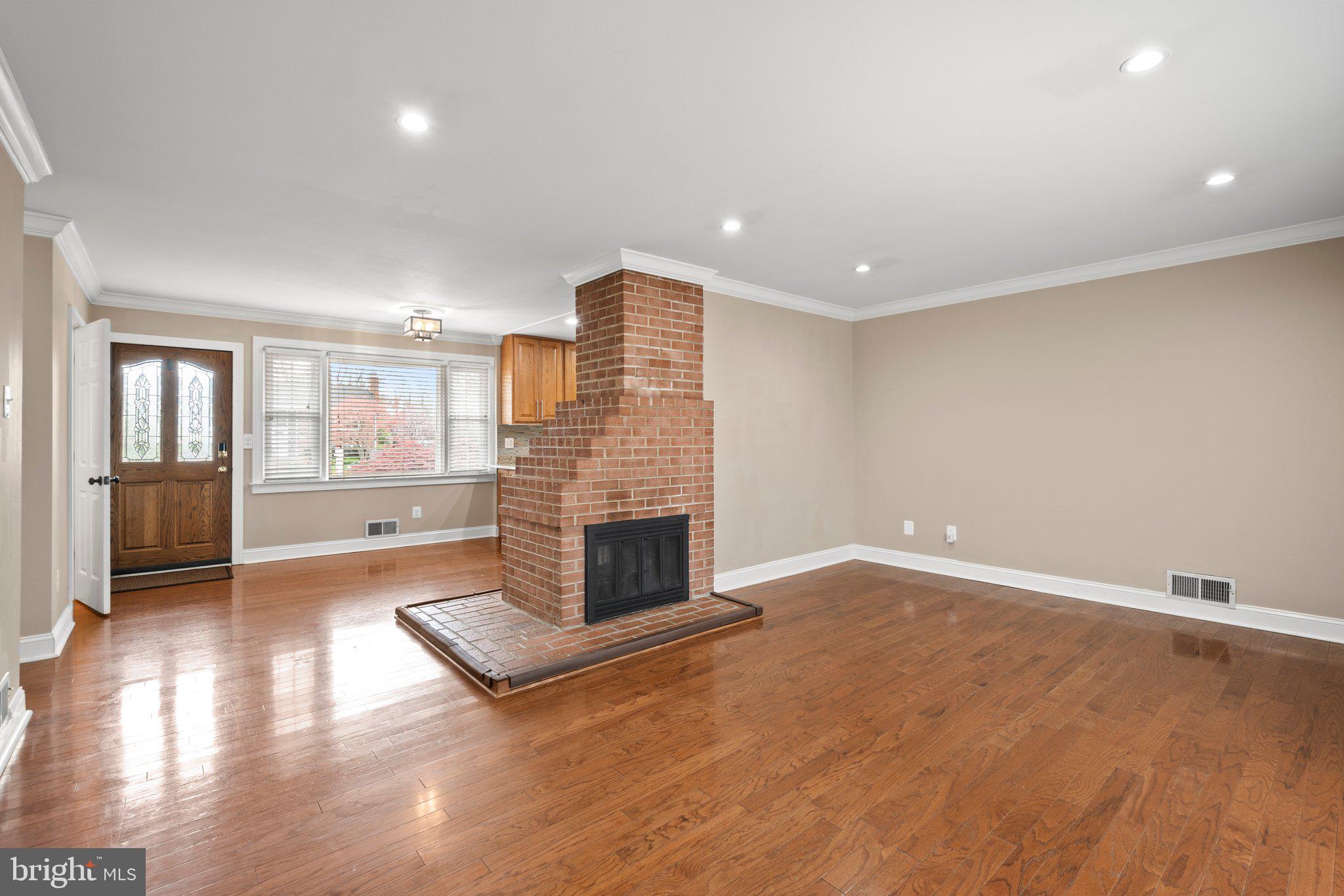 COUNTRY CLUB MANOR - Residential