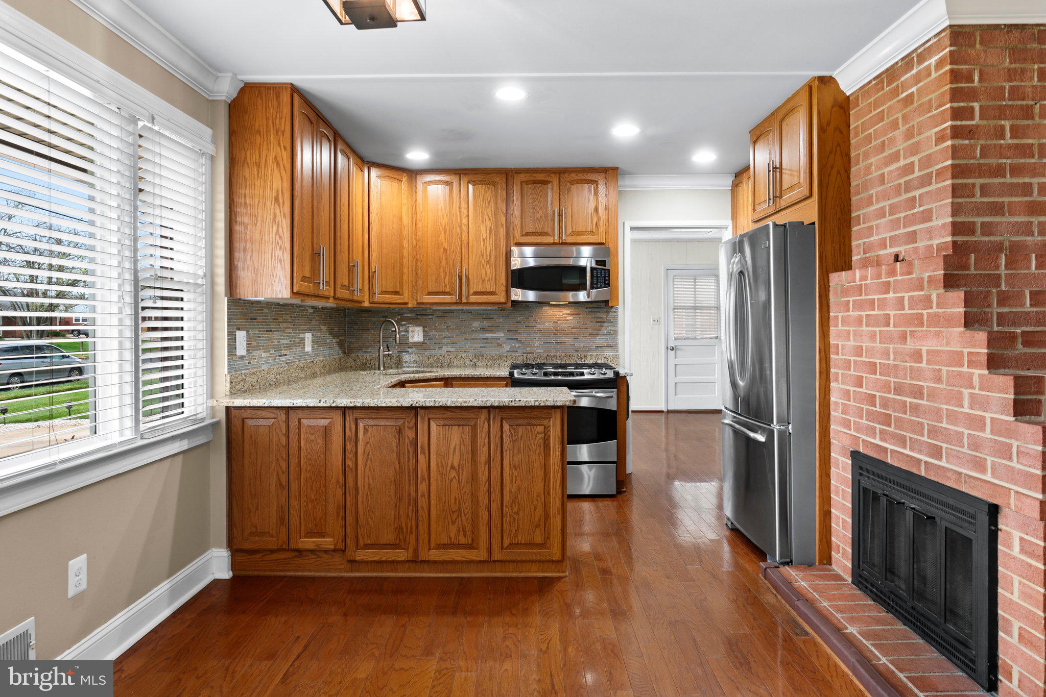 COUNTRY CLUB MANOR - Residential