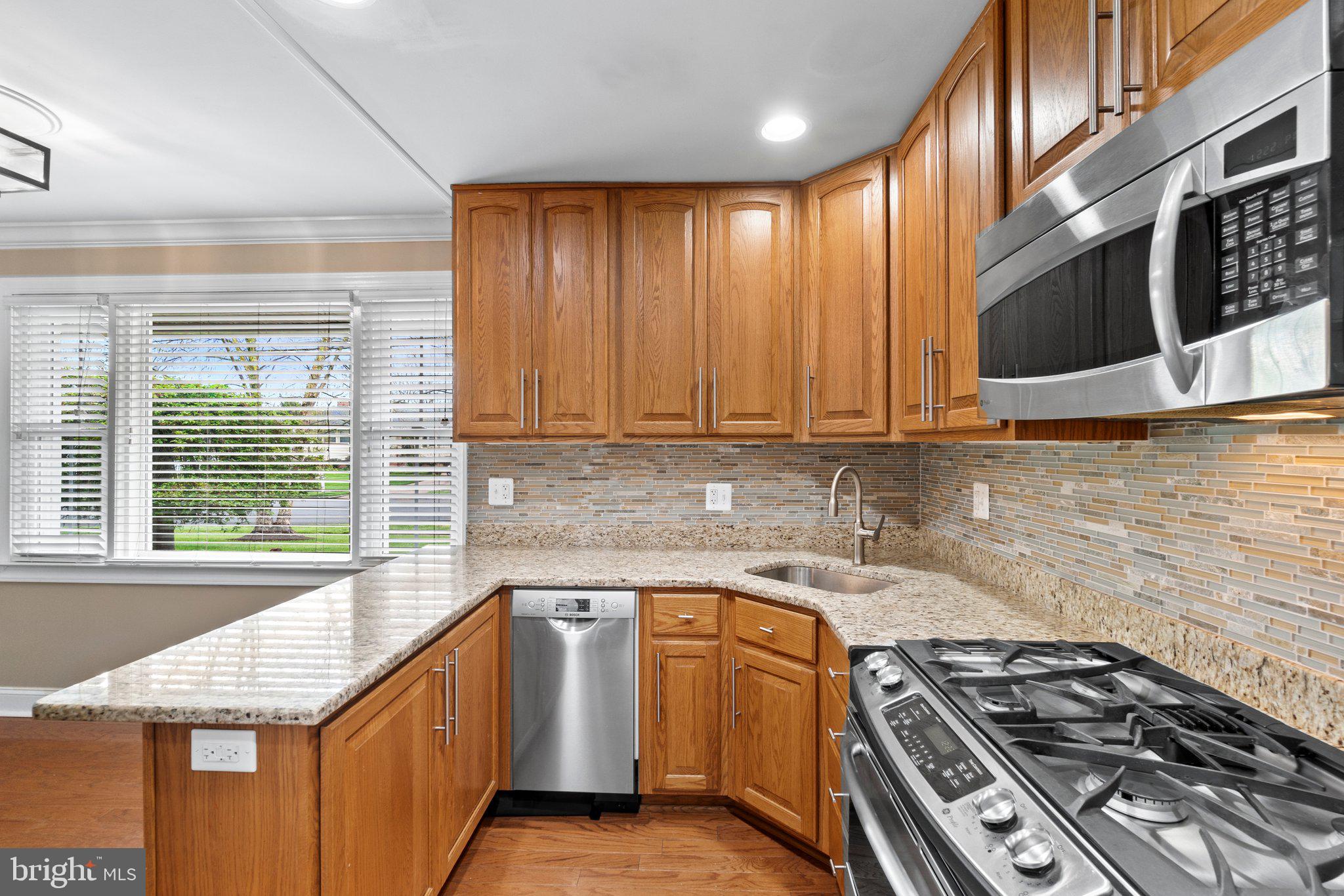 COUNTRY CLUB MANOR - Residential