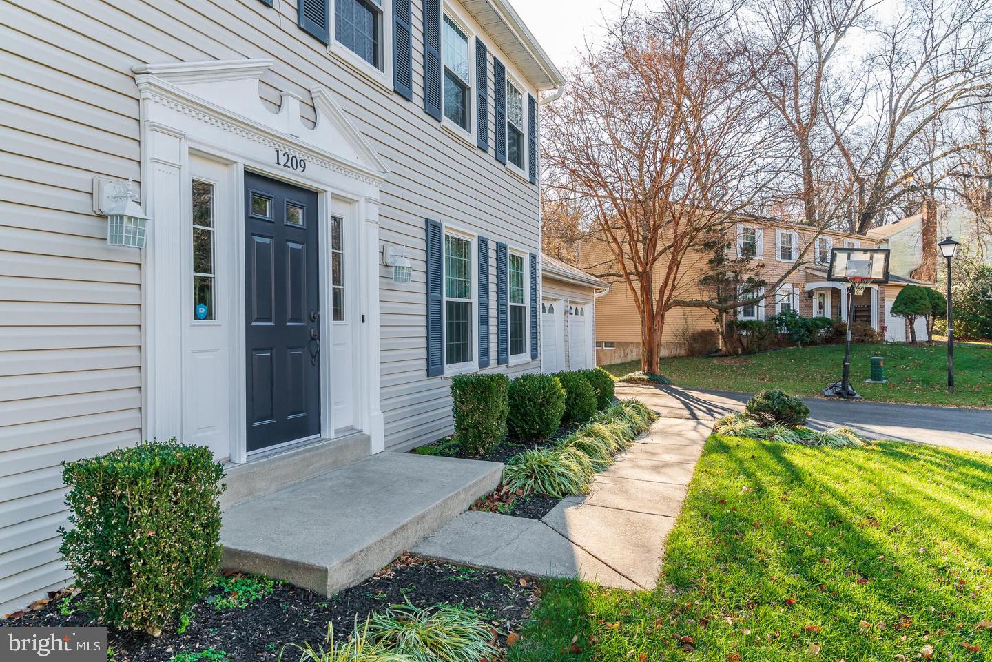 1209 CROCKETT LANE