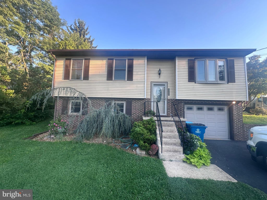 Photo of 1751 Stonemill Drive, ELIZABETHTOWN, PA 17022 (MLS # PALA2094364)