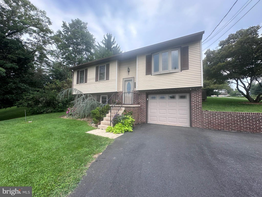 Photo of 1751 Stonemill Drive, ELIZABETHTOWN, PA 17022 (MLS # PALA2094364)