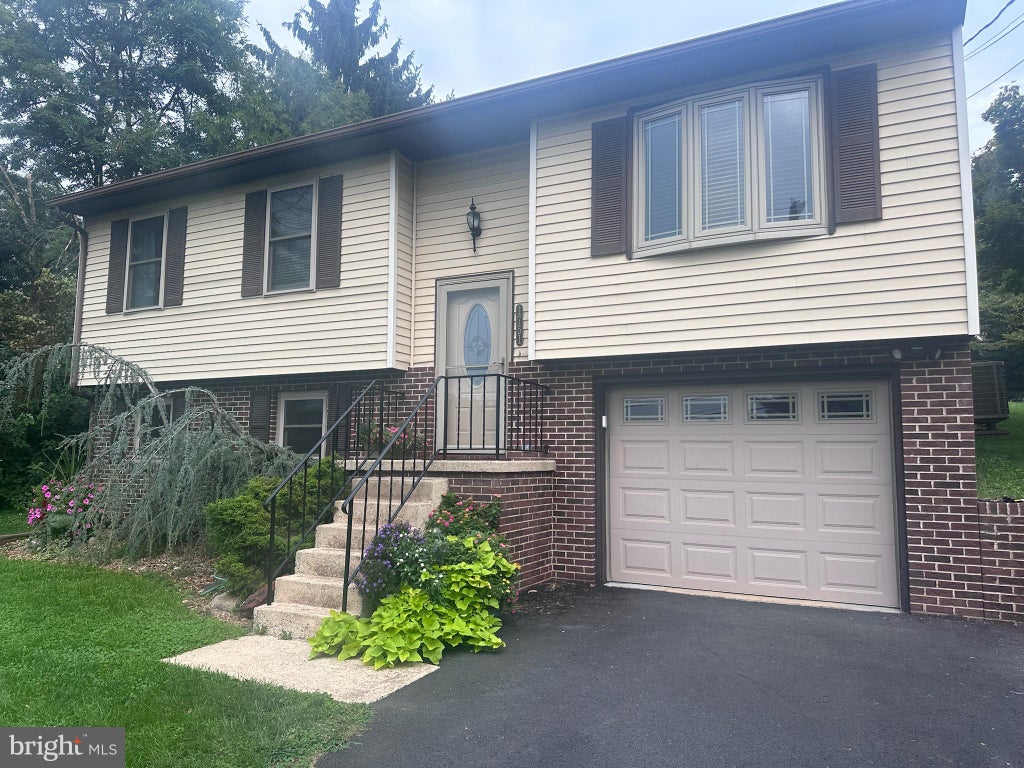 Photo of 1751 Stonemill Drive, ELIZABETHTOWN, PA 17022 (MLS # PALA2094364)