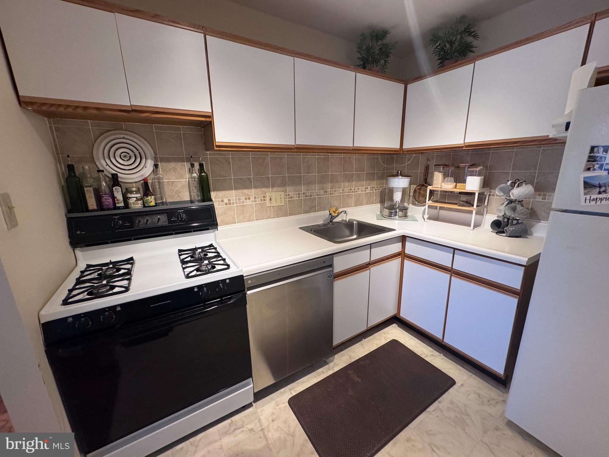 COUNTRY CLUB GREEN - Residential