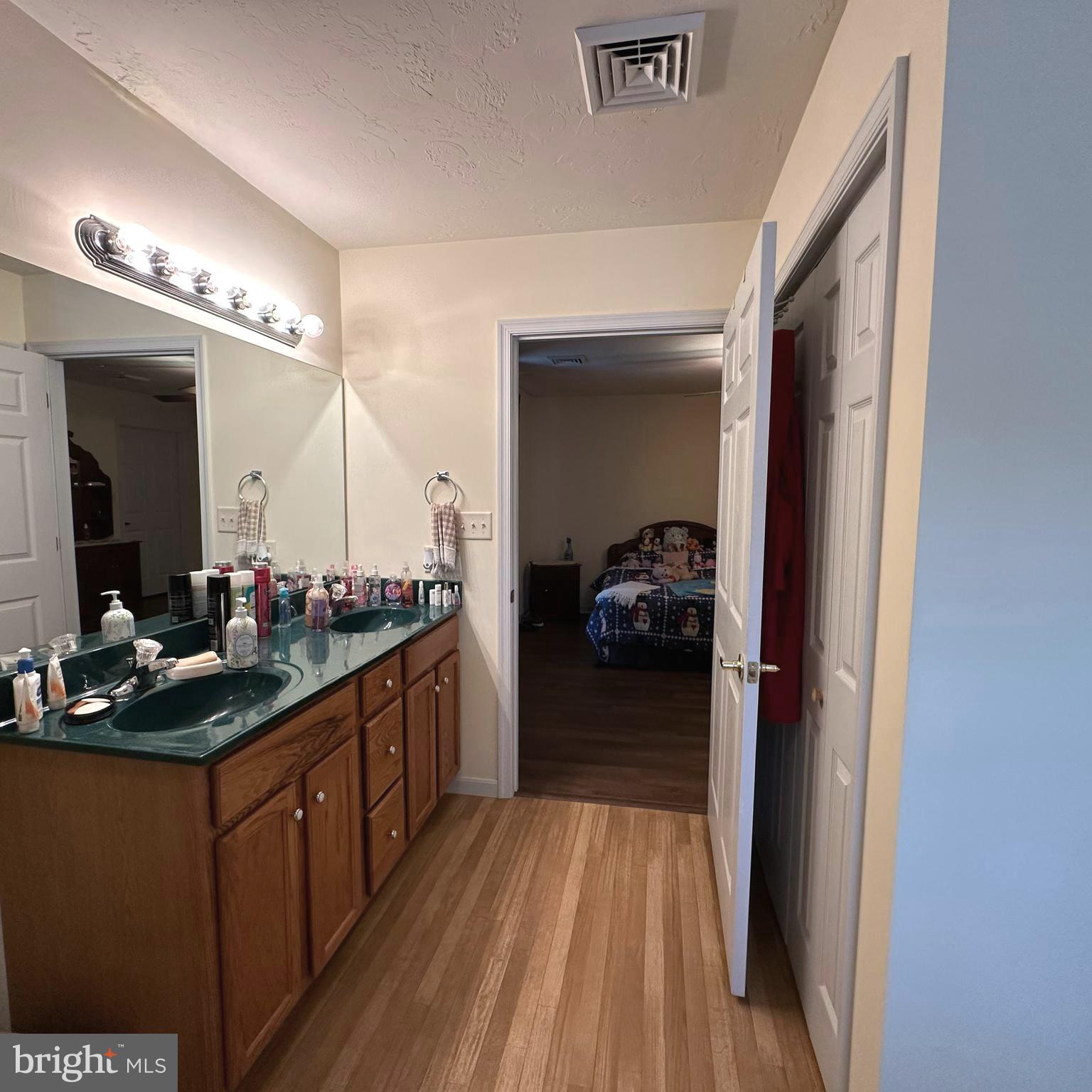 COUNTRY MANOR - Residential