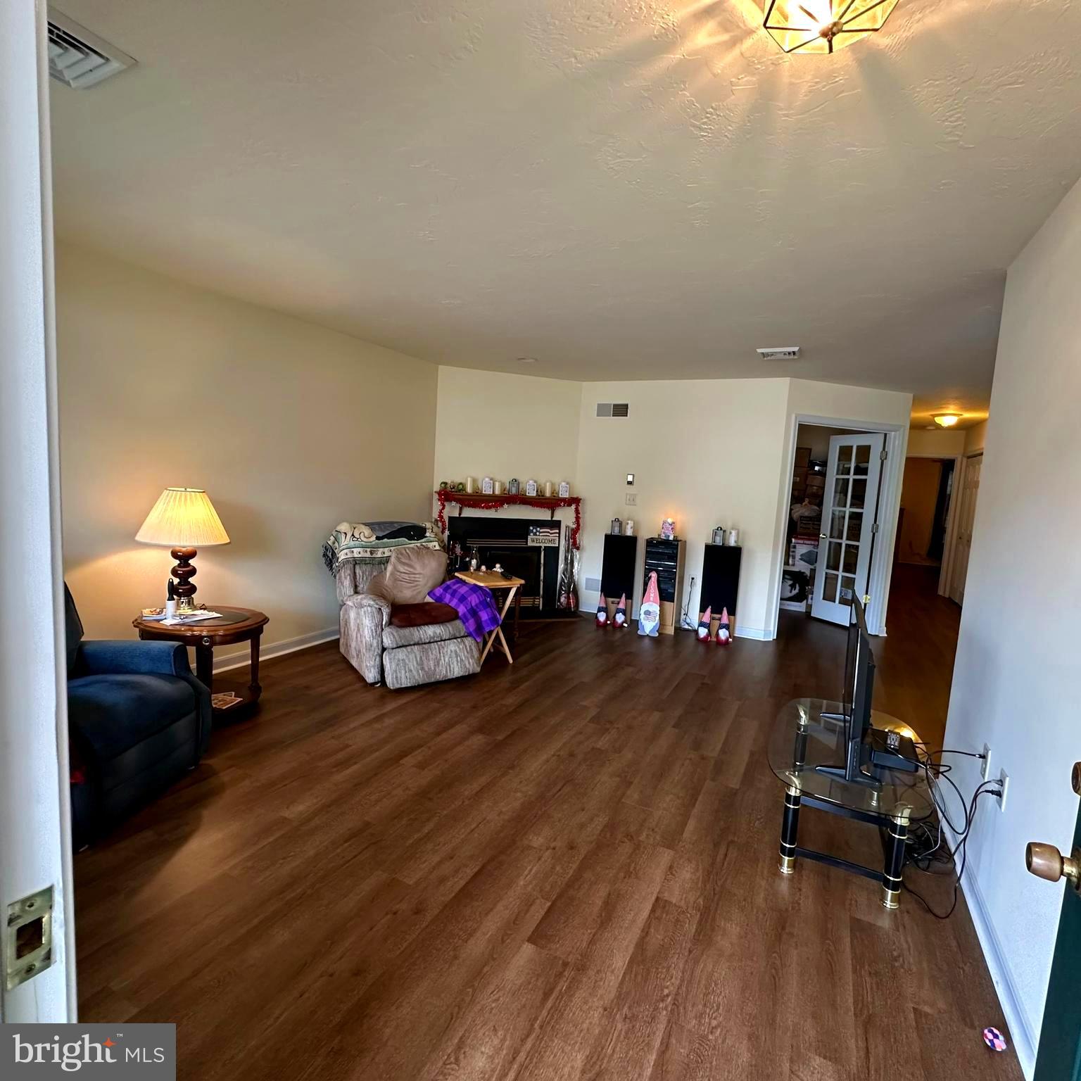 COUNTRY MANOR - Residential