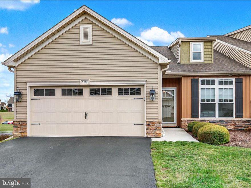 This beautiful 3 bd, 2 bath meticulously kept one owner home is truly one floor living at its best.Built in 2019 this amazing  home has an open floor plan with many upgrades. Entrance to home is met with wainscoting on the walls and hardwood floors. Kitchen has granite countertops, 42 inch cabinets , stainless steel appliances, separate island with seating and spacious pantry. Dining area is expansive and overlooks the cozy great room. The great room has a lovely stone gas fireplace with mantle and oversized windows to let in the natural light. Primary bedroom has custom paint and window treatments and generous walk in closet. Primary bath has walk in shower with glass shower door, 2 sink vanity and lvp tile floor. The full size laundry room is  also on thl
main floor. Additional bath and 2 bedrooms  which one  is being utilized as a den .  This home also has a full unfinished basement with door to patio under the screened porch area. The screened porch off the dining room has vaulted ceiling , ceiling fan and a panoramic view of the community , a perfect spot to have your morning coffee and relax anytime day or night. There is also a small deck off the porch with natural gas hook up for gas grill.  2 car garage completes this great property that sits on a private corner lot.